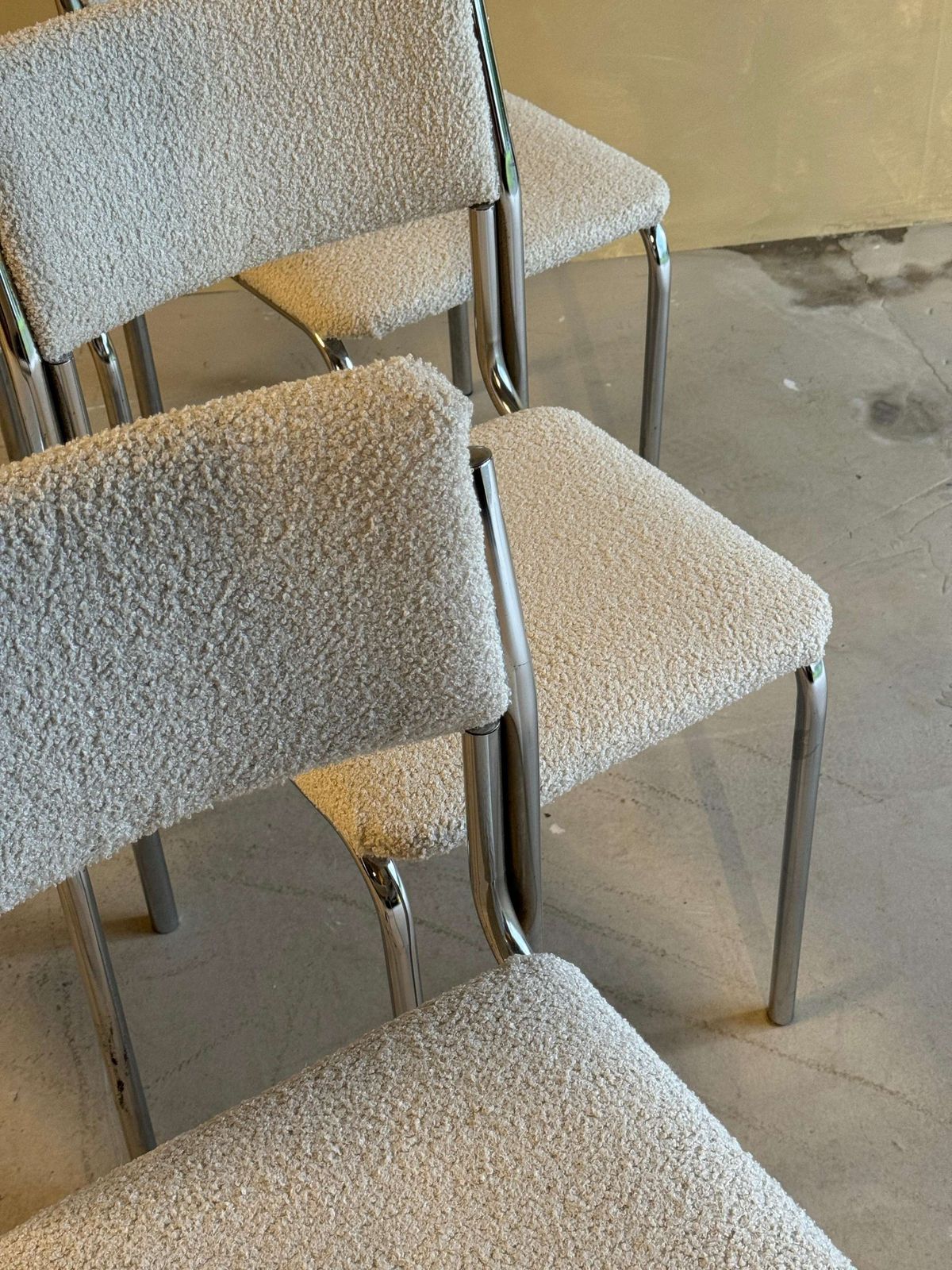 Set Van 6 Chromen Eetkamerstoelen Met Bouclébekleding photo vintage
