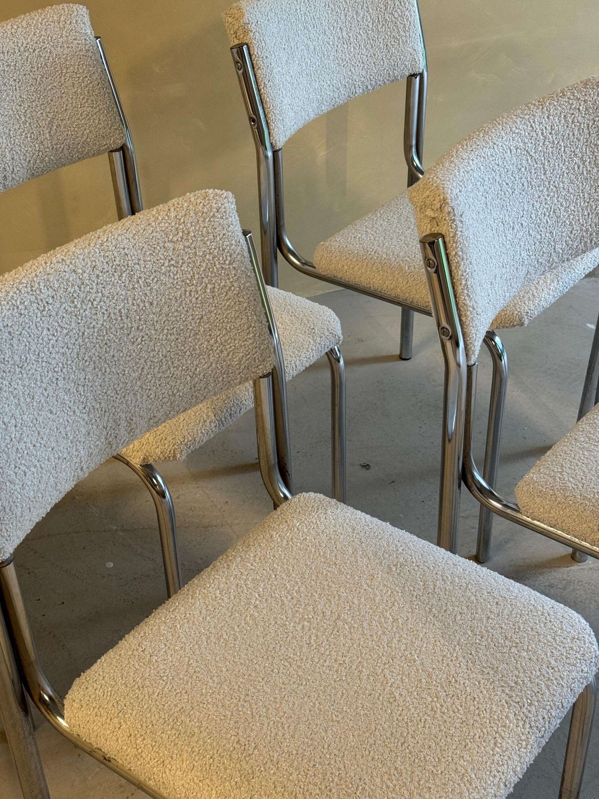 Meubels Set Van 6 Chromen Eetkamerstoelen Met Bouclébekleding photo