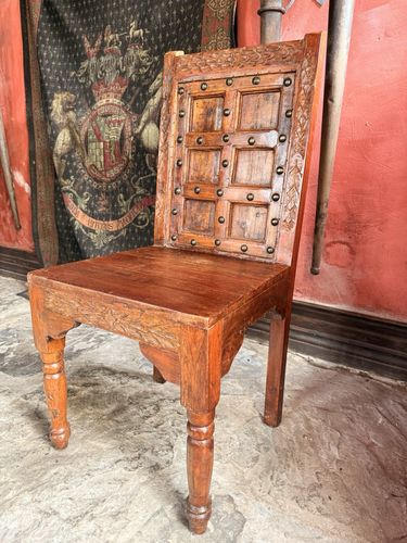 photo vinterior Set Of 4 Rare Antique Studded Rustic Elizabethan Style Diner Hall Chairs