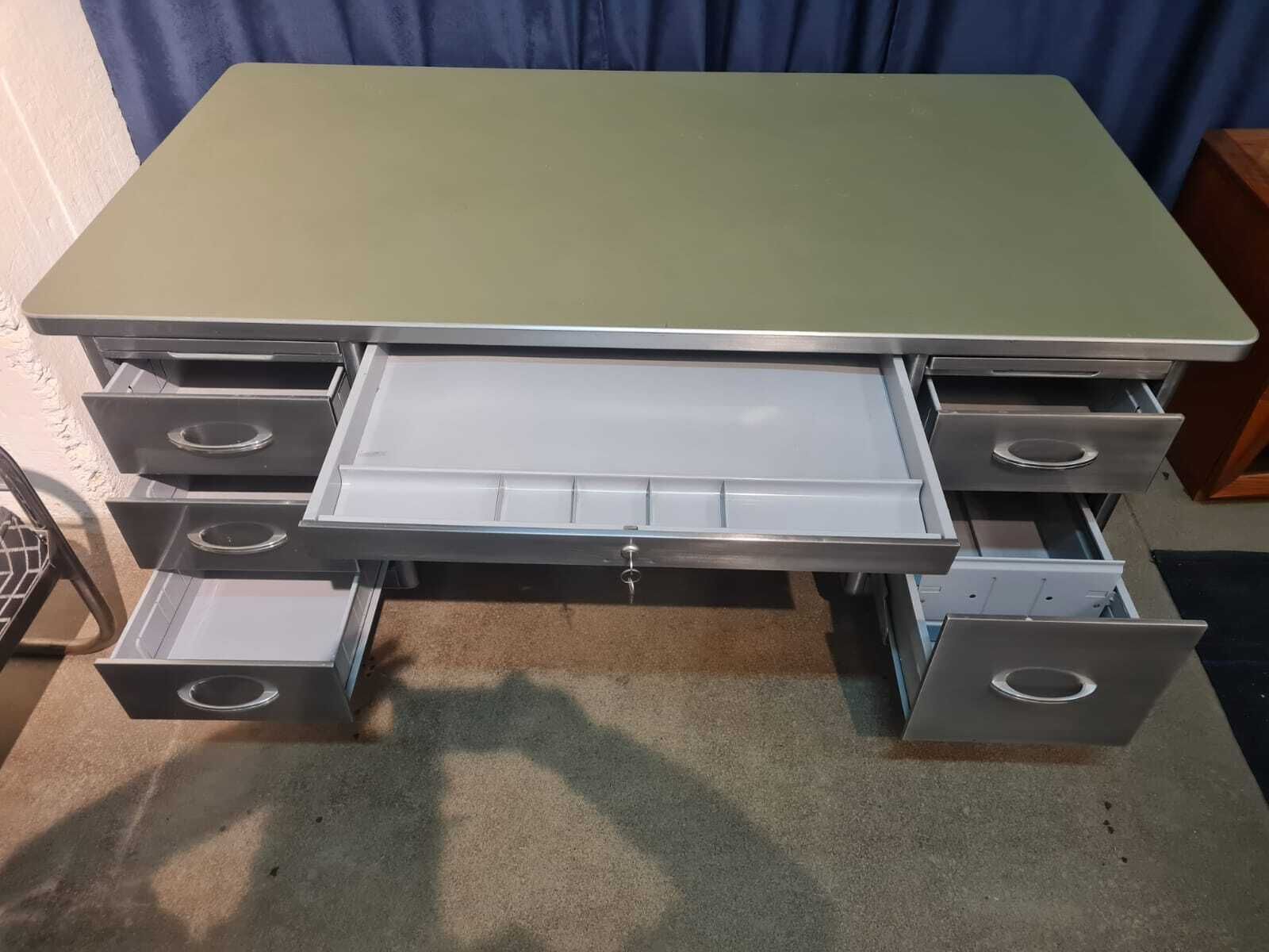 photo furniture Double Tanker Desk, USA