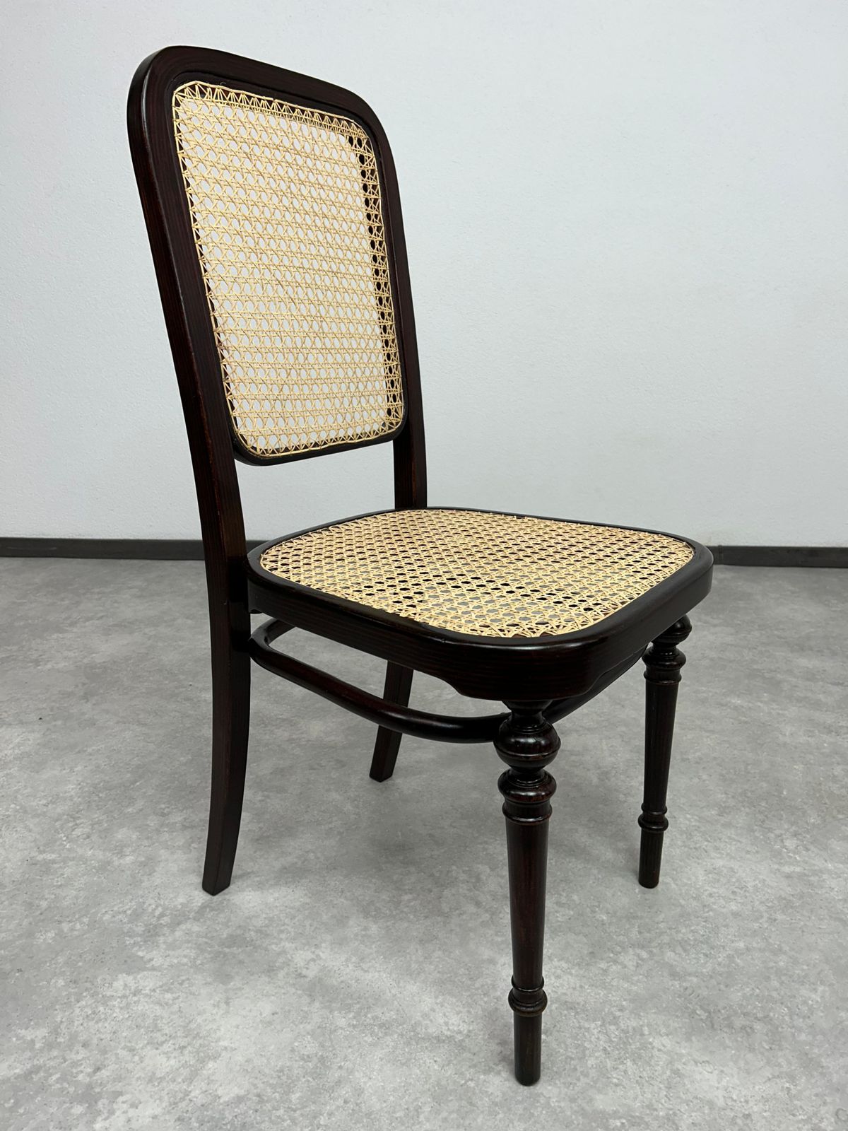 Set Of 4 Bentwood Dining Room Chairs By Thonet photo vinterior