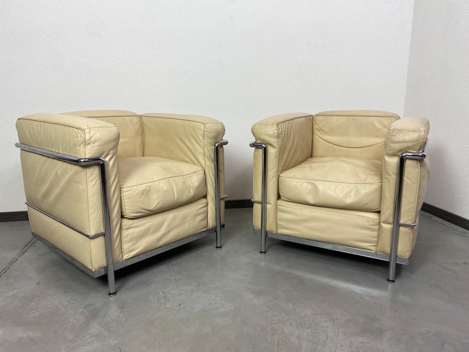 White Leather Club Chairs Lc2 By Le Corbusier For Cassina photo furniture