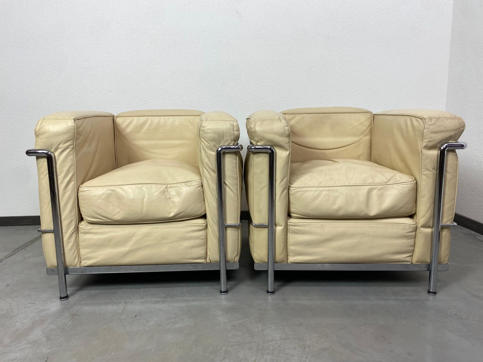 White Leather Club Chairs Lc2 By Le Corbusier For Cassina photo for sale