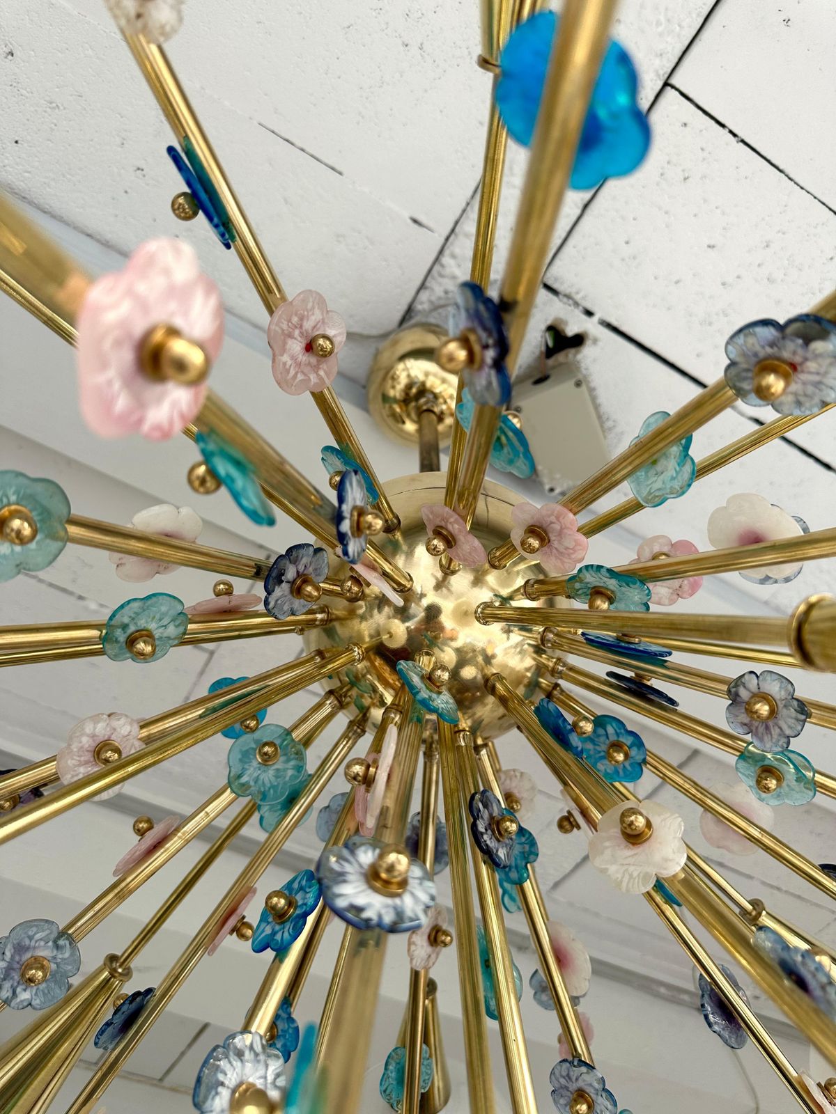 8552.0 Contemporary Brass Sputnik Chandelier Flowers Murano Glass White Cup, Italy photo