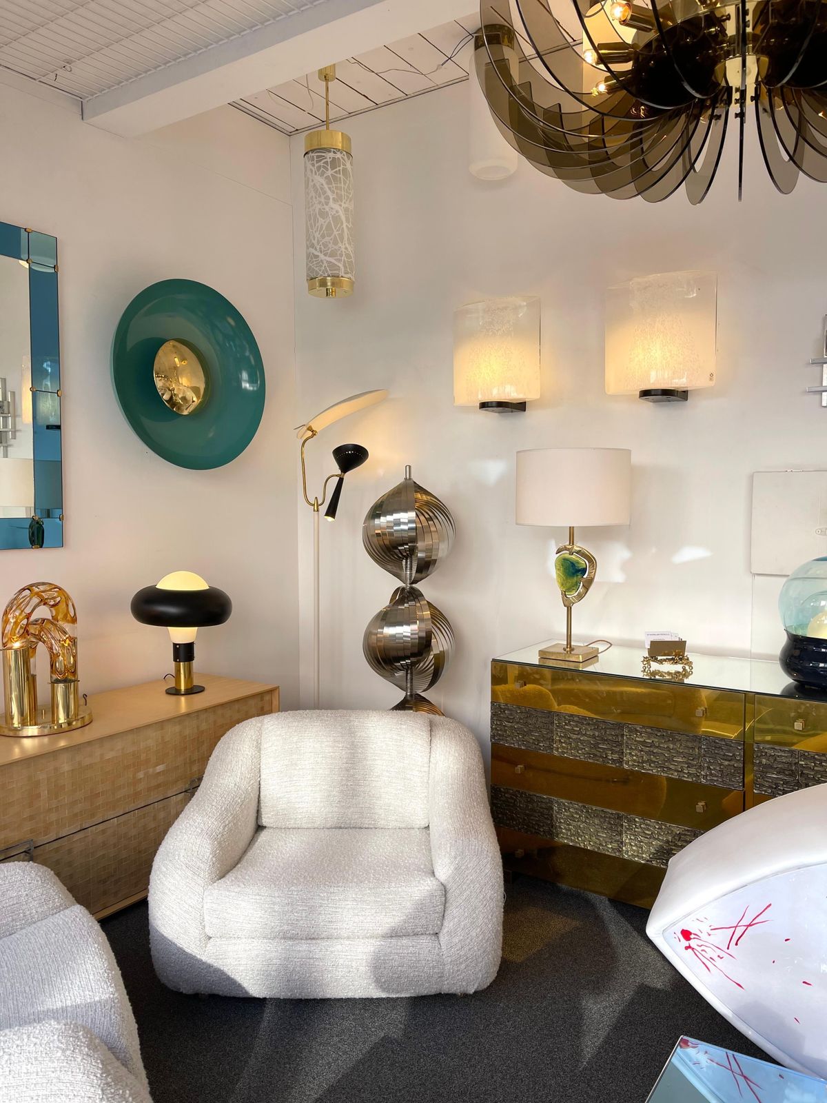 photo vinterior Contemporary Pair Of Curve Lacquered Metal And Brass Sconces, Italy