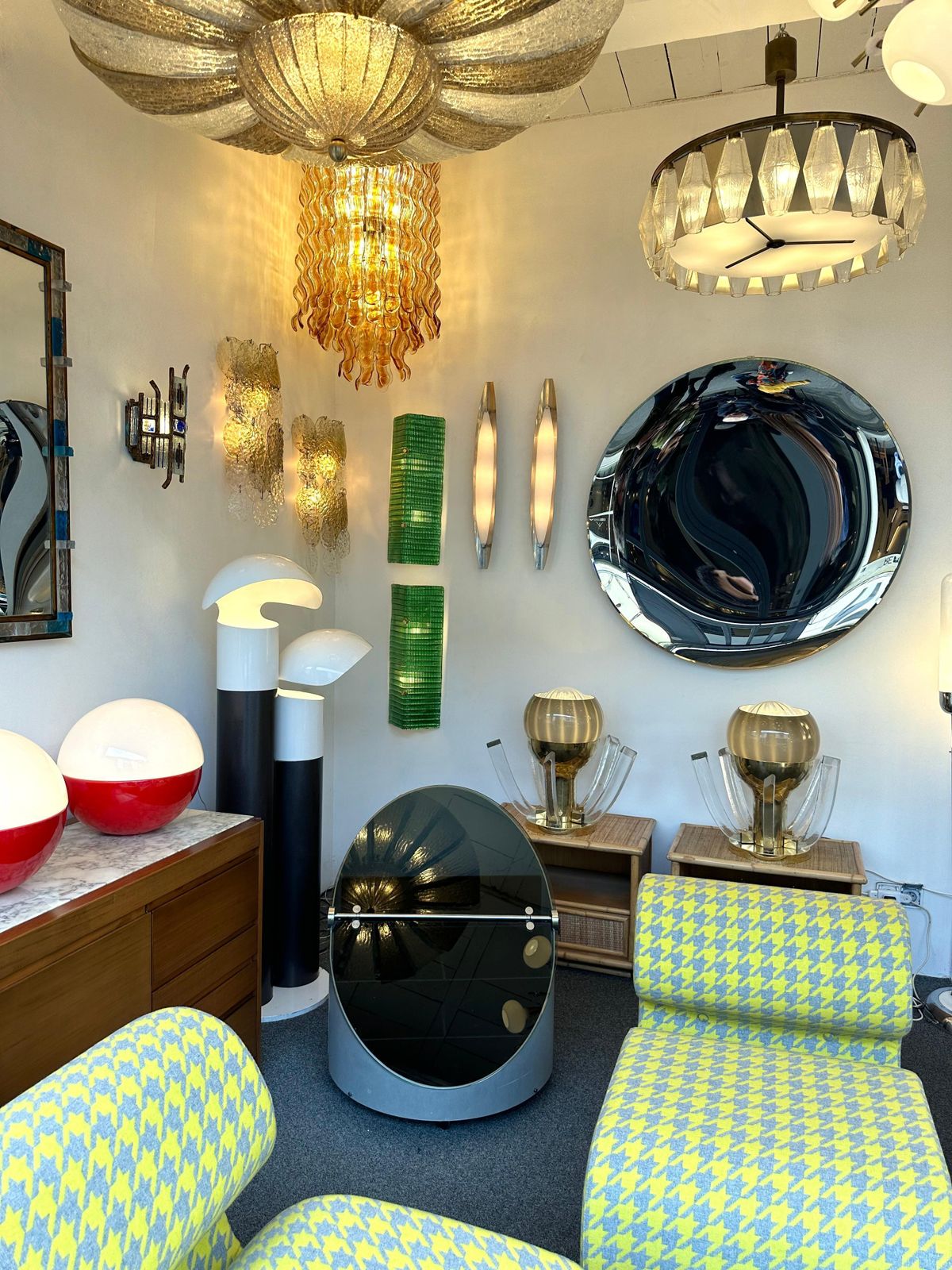 Contemporary Pair Of Brass And Green Folded Leaf Murano Glass Sconces, Italy photo for sale