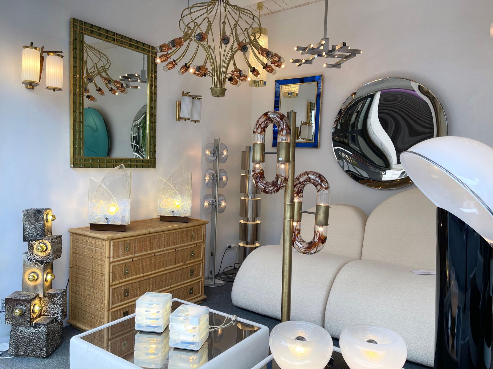 photo vinterior Mid Century Modern Pair Of Brass And Opaline Glass Barrel Sconces, Italy, 1950s
