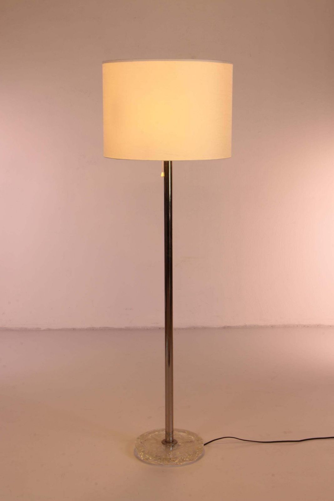 photo vintage Large Floor Lamp With Chrome Stem And 3 Light Fittings In The Shade By Temde