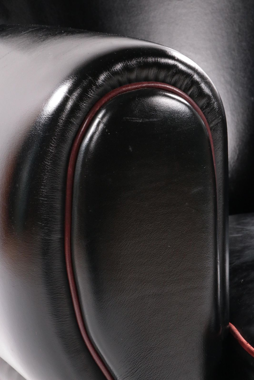photo buy Very Comfortable And Beautiful Leather Armchair From La Lounge Atelier