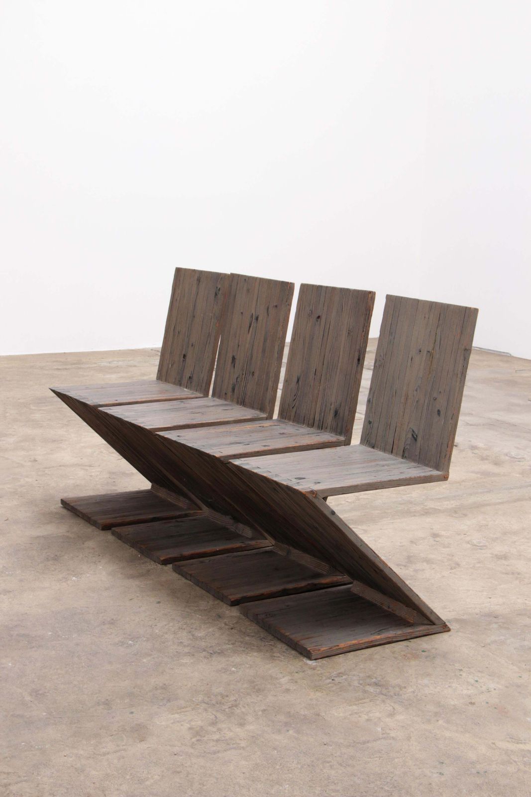 photo furniture Rietveld Zigzag Chair   Classic Design Furniture In American Pine 1950