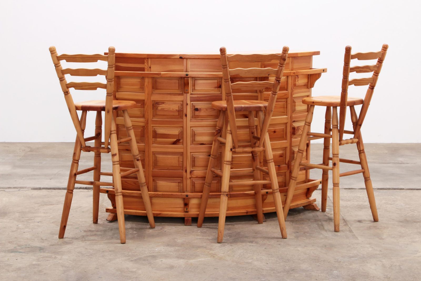 photo vinterior Brutalist Mid Century Wooden Bar With 3 Bar Chairs, 1970s