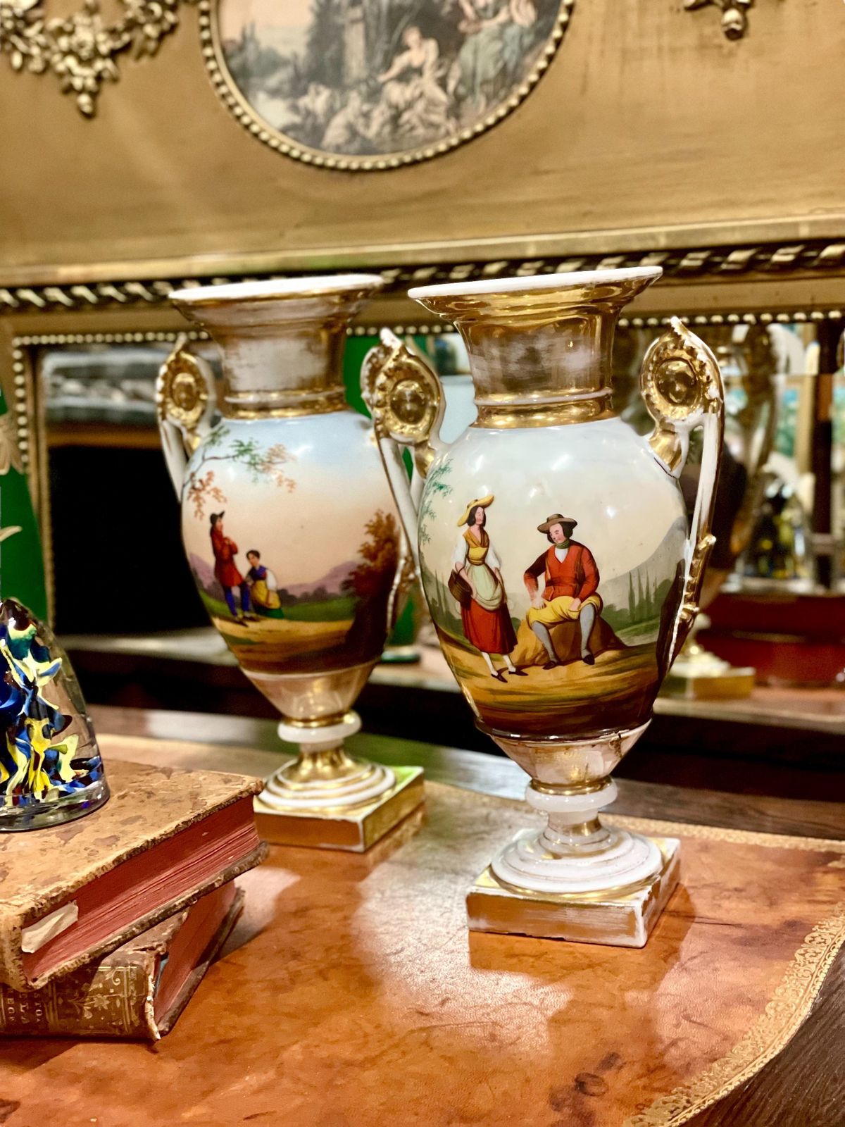 photo vintage 19th Century Pair Of Hand Painted Paris Porcelain Urns