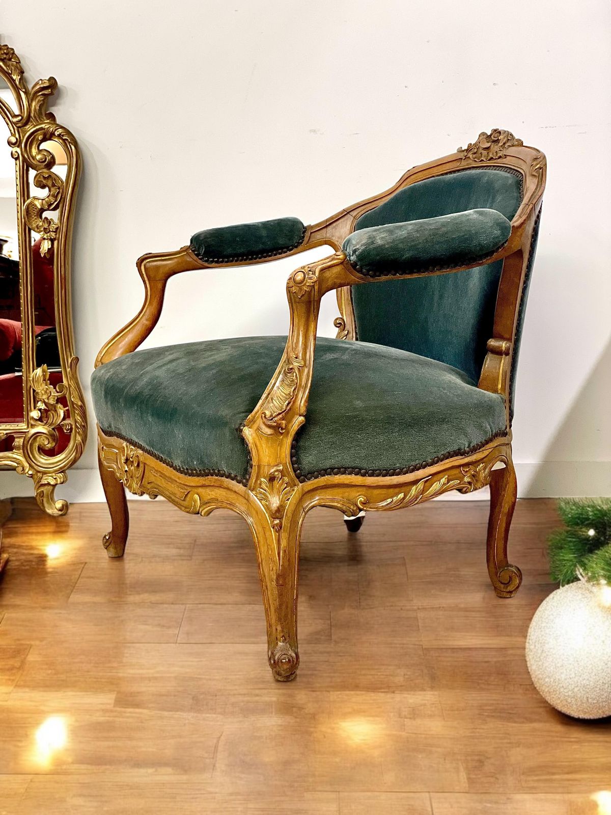photo vinterior 19th Century Lounge Armchair In Carved Giltwood And Velvet