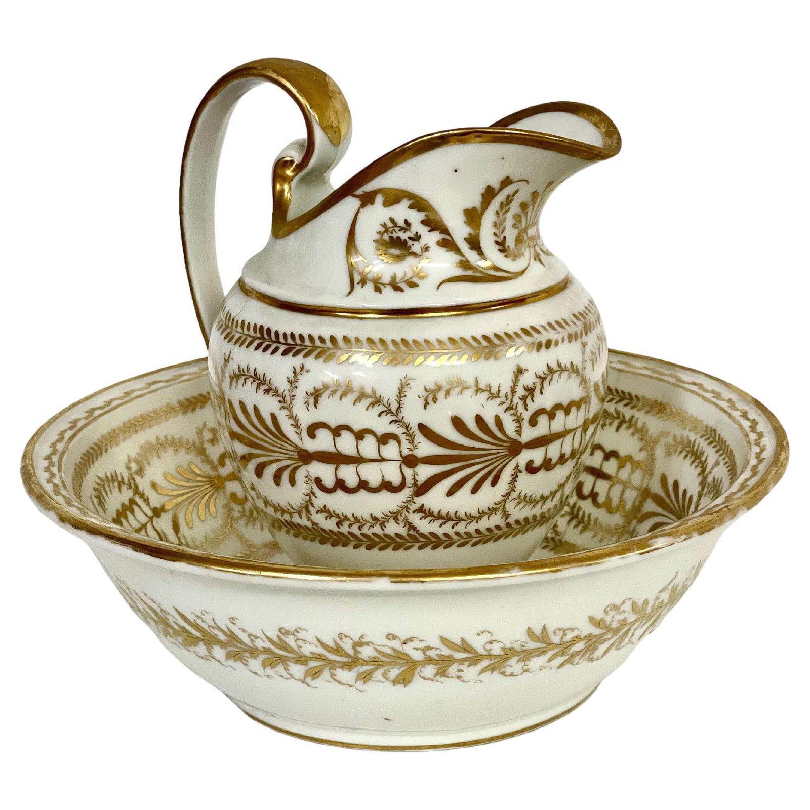 19th Century Set Of Old Paris Porcelain Wash Jug And Basin With Gilt Decoration