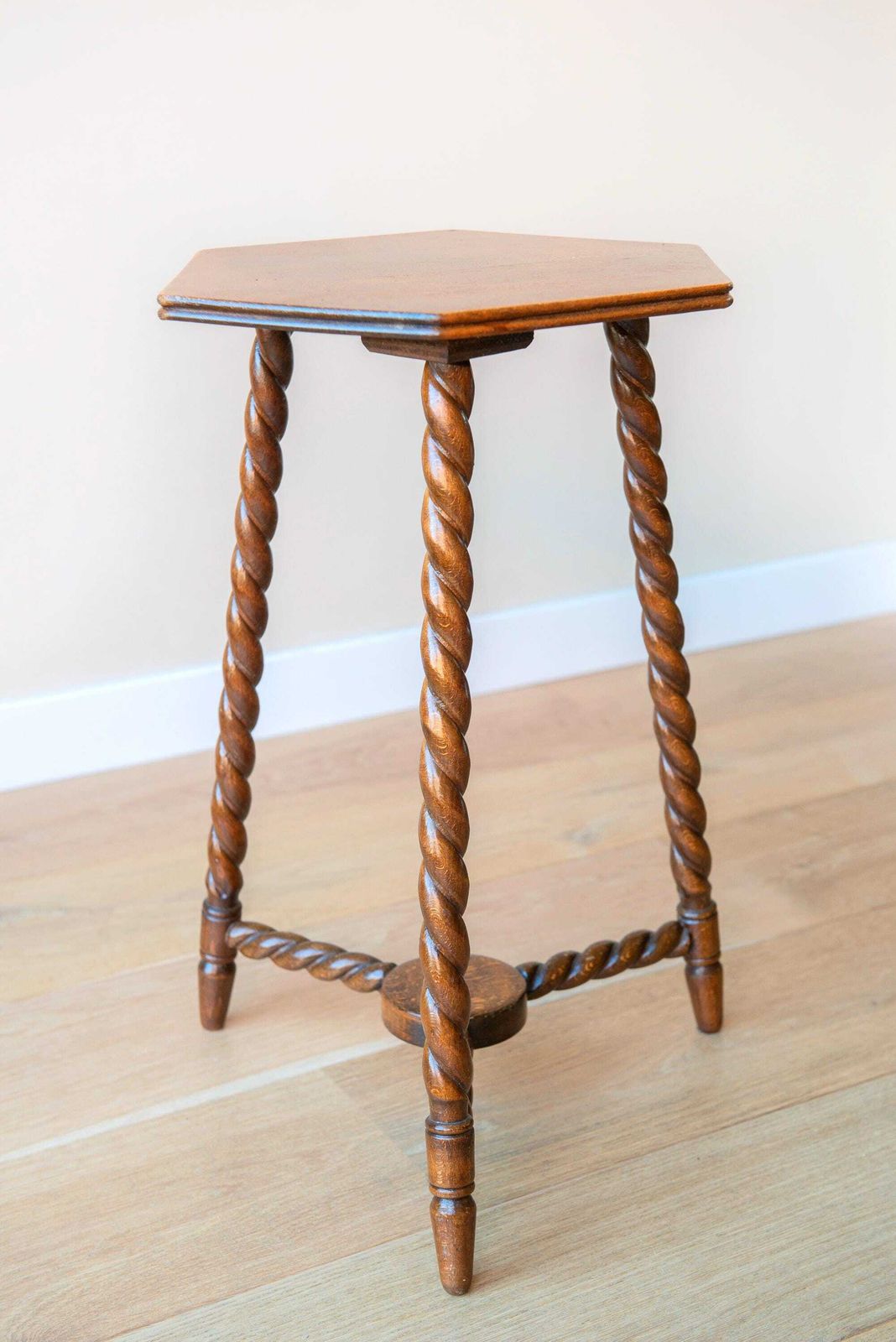 Table d'appoint brun foncé à pieds tournés, table d'époque à torsades, présentoir hexagonal pour plantes, tabouret rustique de ferme, décoration campagne photo buy