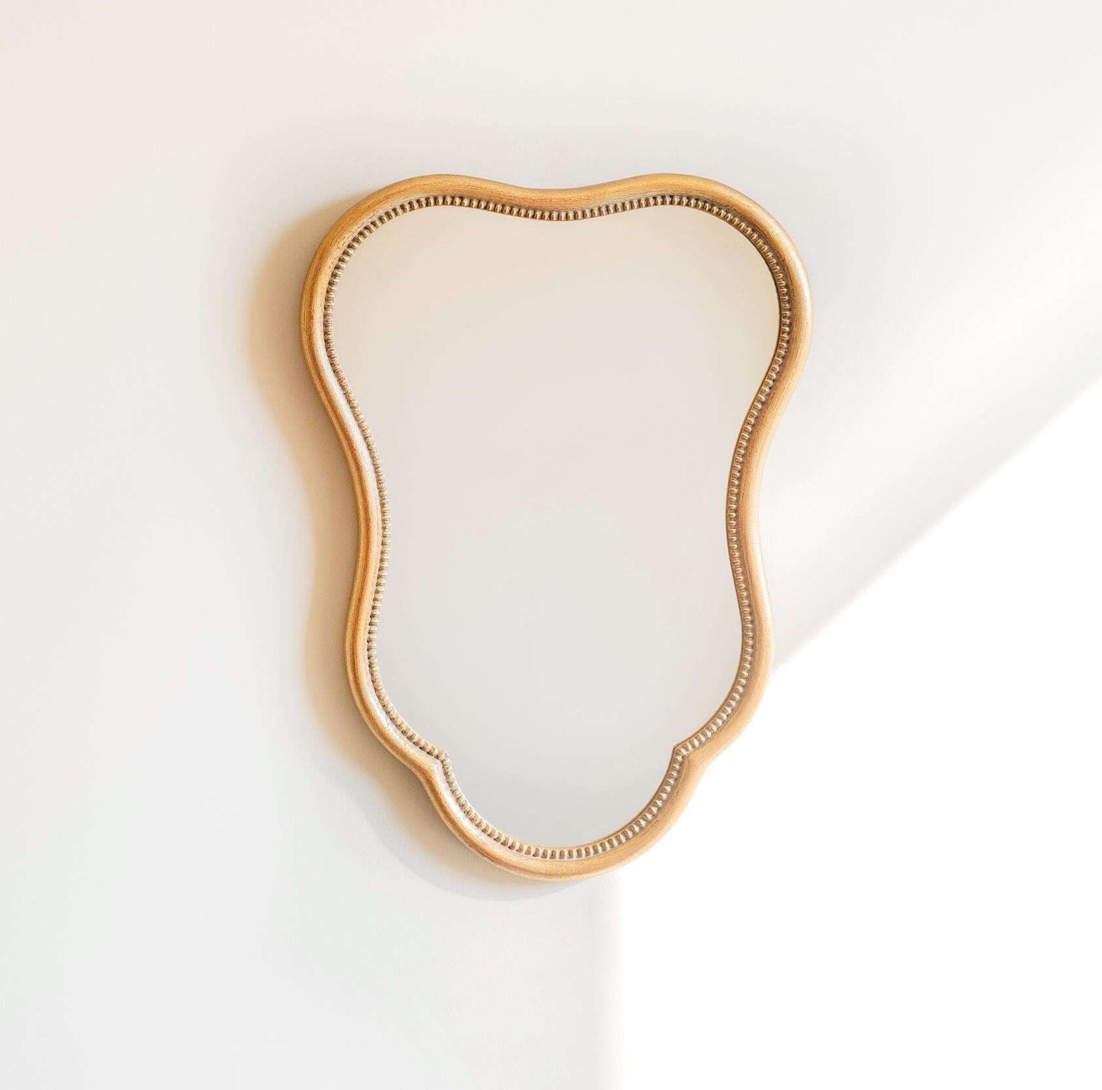 Franse Vergulde Wandspiegel, Geschulpte Lijst, Decoratieve Barokke Spiegel, Vintage Handgesneden Wandspiegel, Gemaakt In Frankrijk photo for sale
