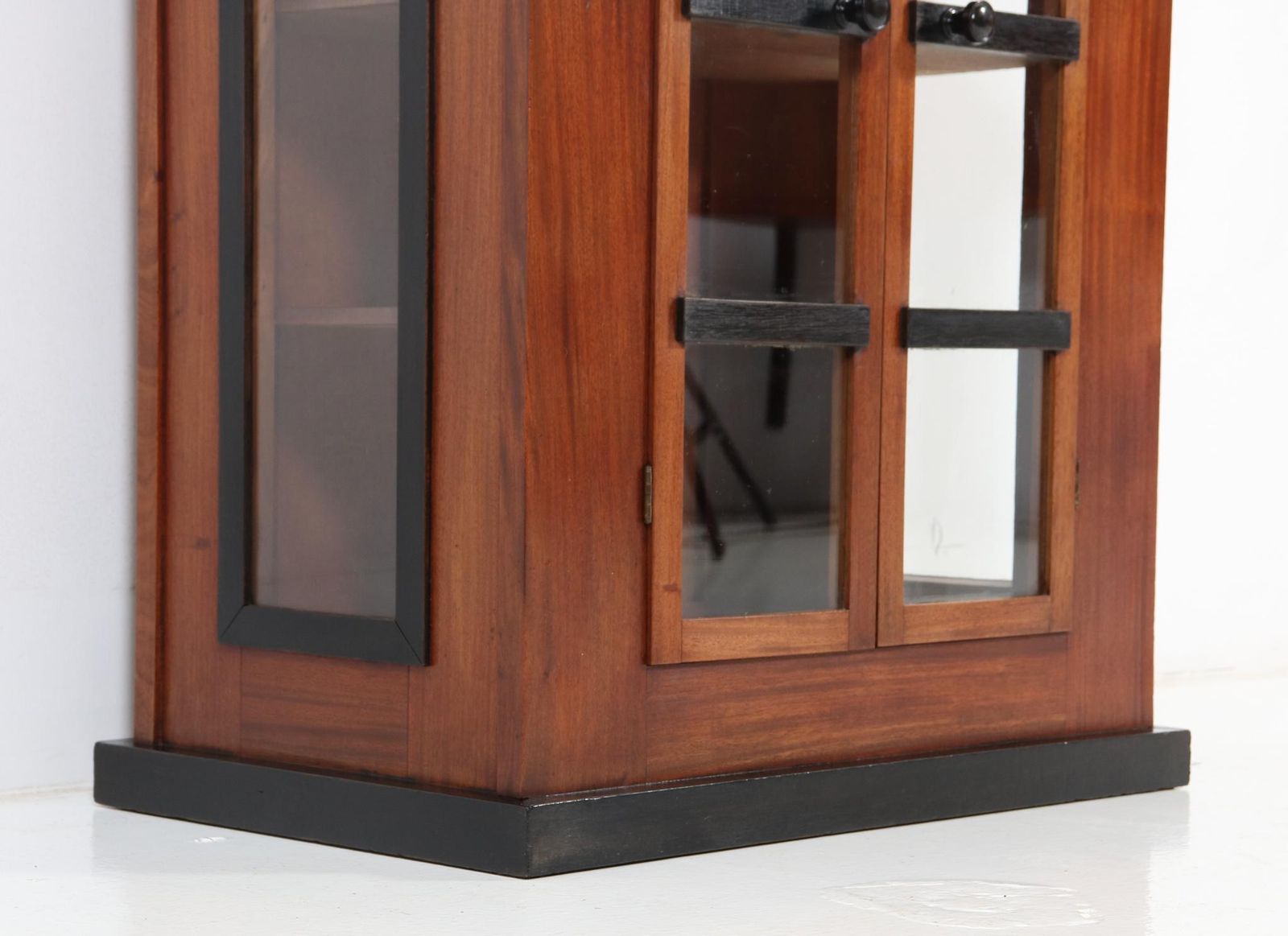 photo vintage Walnut Art Deco Modernist Tea Cabinet By Jan Brunott, 1920s