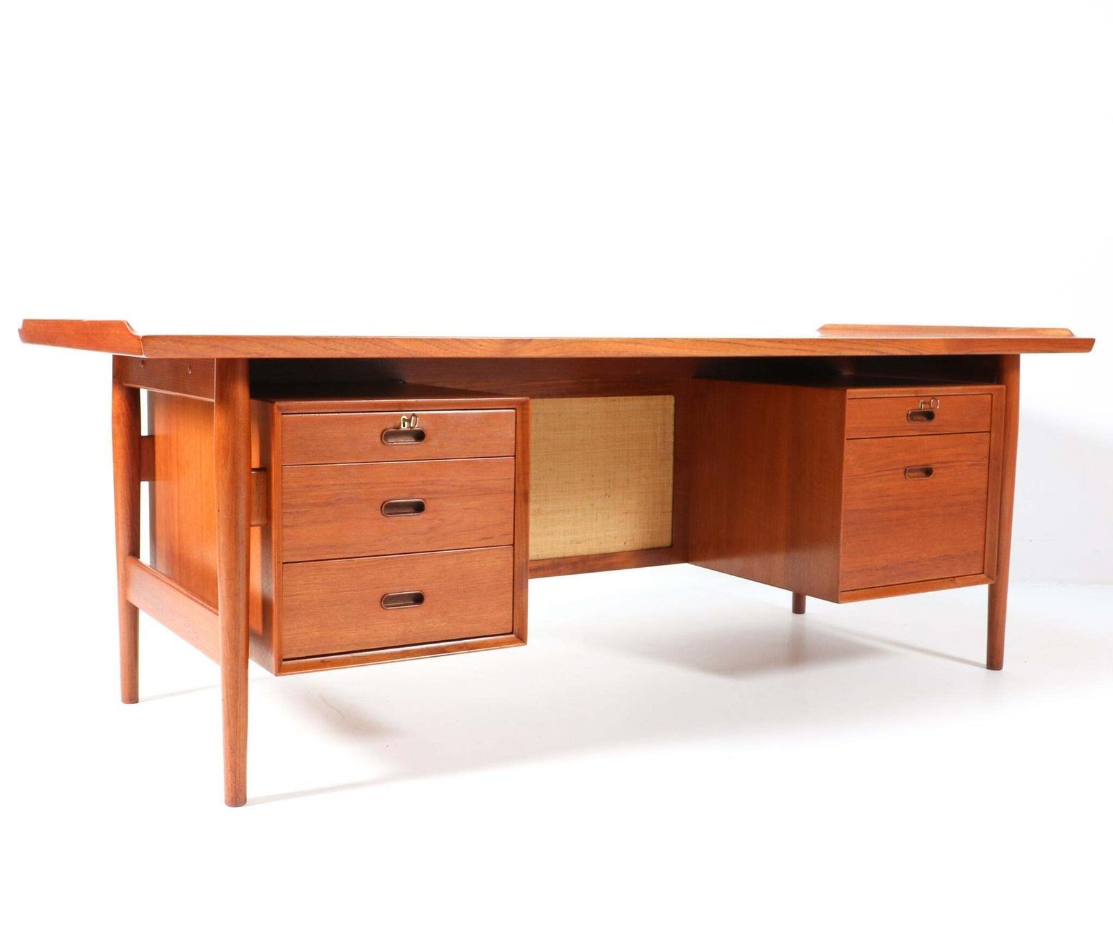 photo furniture Mid Century Modern Executive Desk 207 By Arne Vodder For Sibast, 1960s