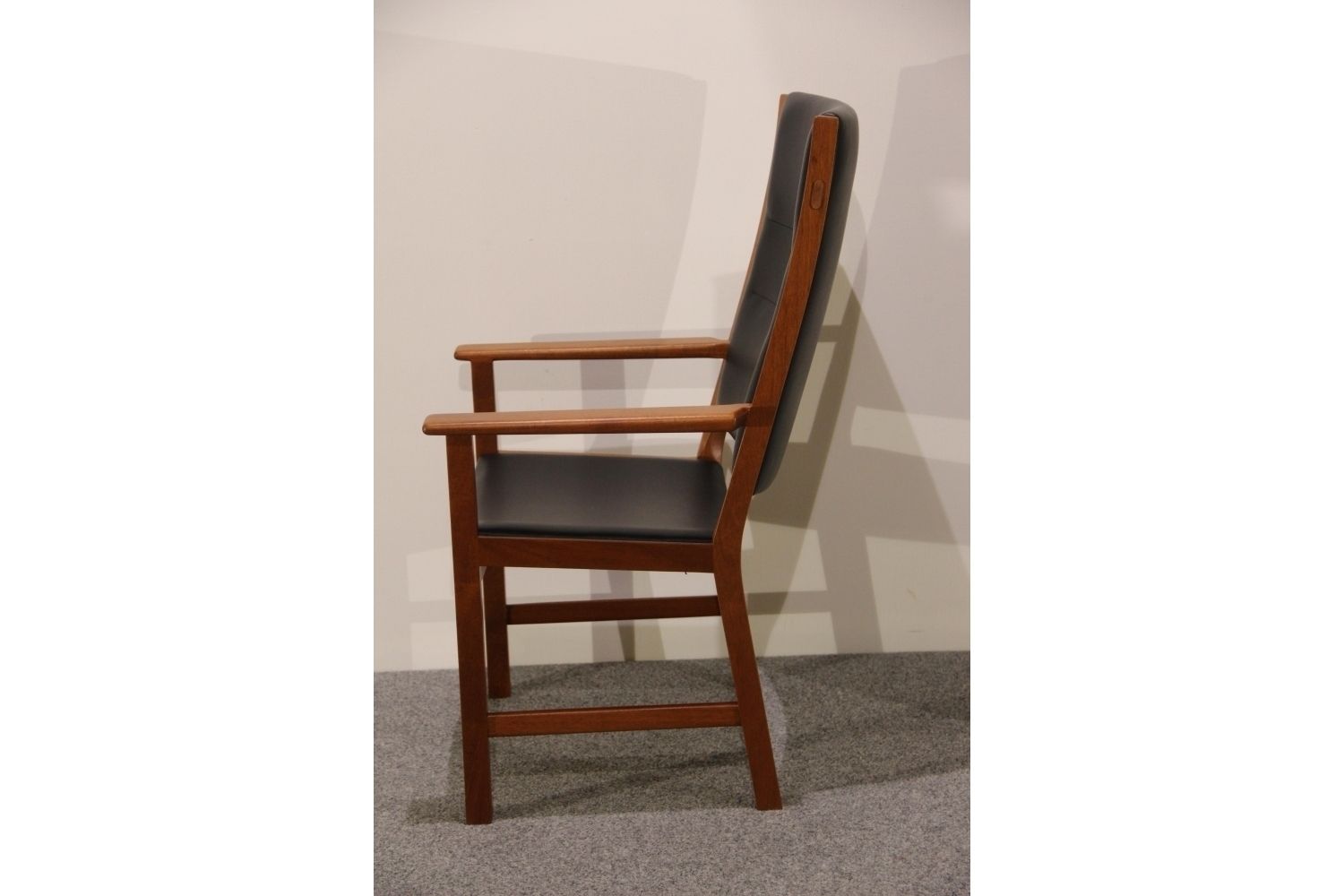 Original Hans J. Wegner & Johannes Hansen Armchair/ Easychair In Mahogany And New Leather. photo furniture