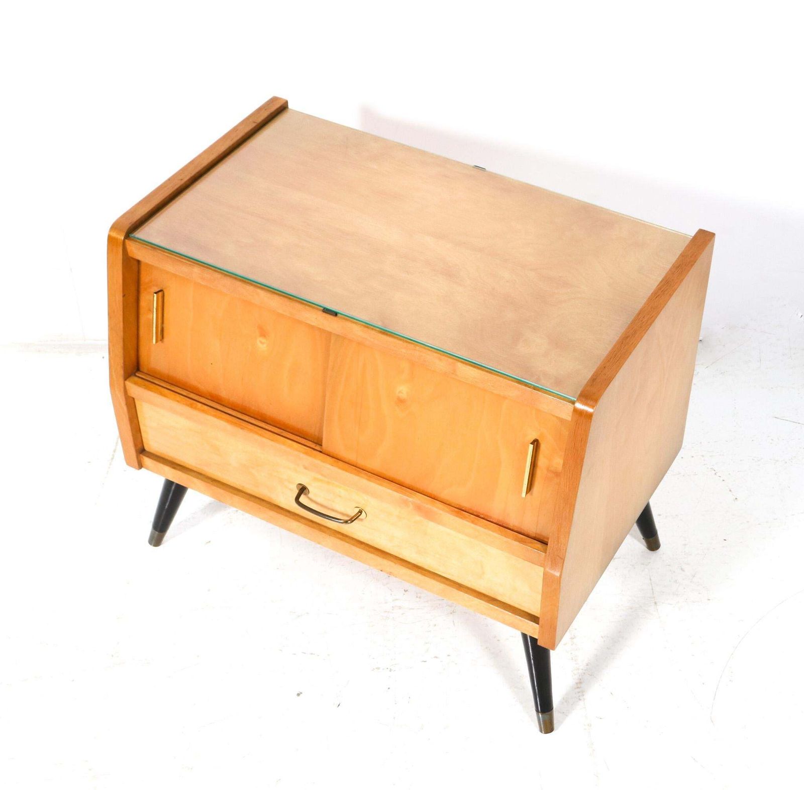 photo furniture Mid Century Modern Italian Nightstands Or Bedside Tables, 1960s
