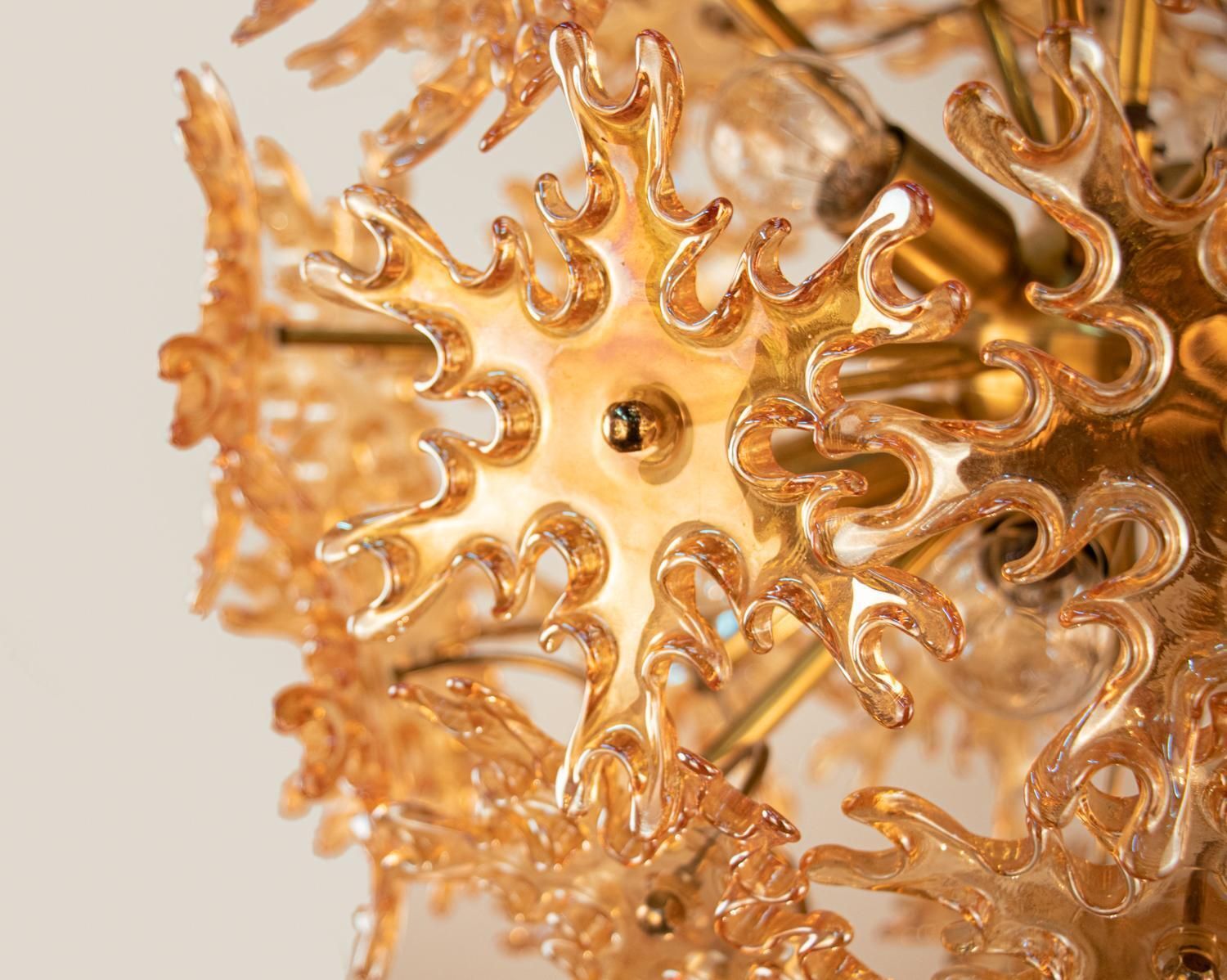 Starburst 22“ Amber Murano Chandelier Iridescent Glass & Brass, Sische 1960s photo Lighting