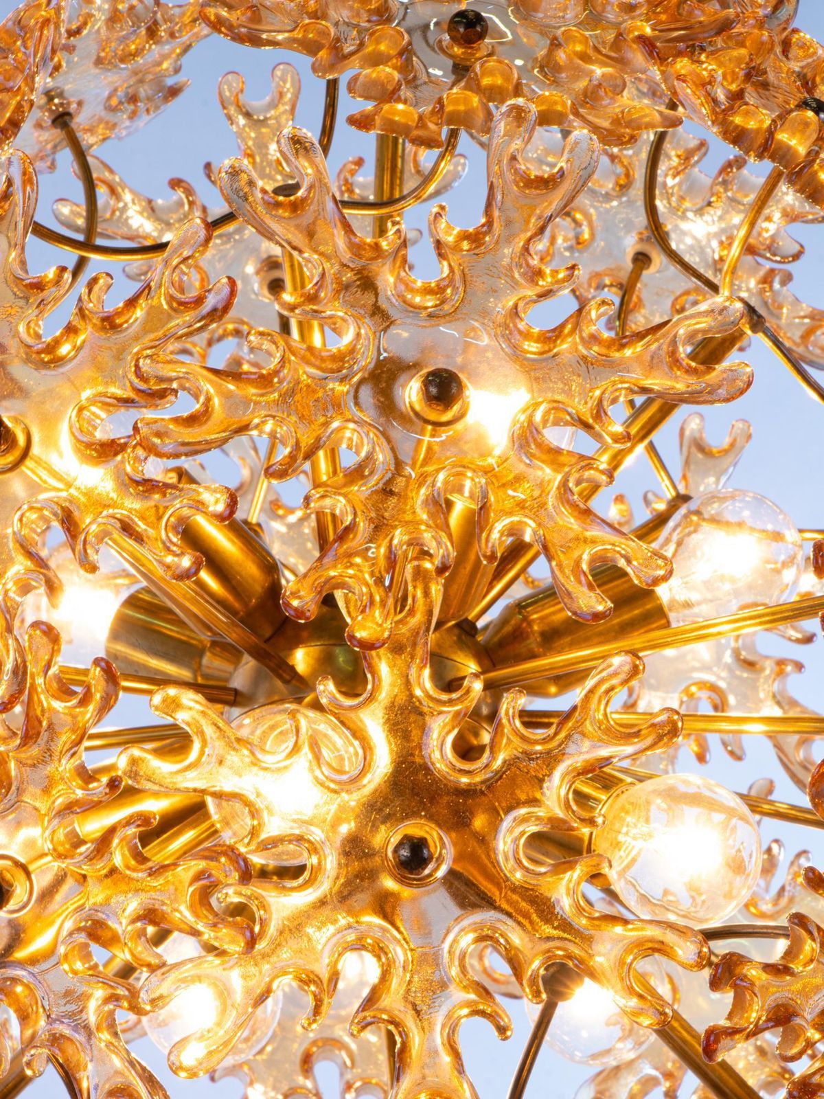 Starburst 22“ Amber Murano Chandelier Iridescent Glass & Brass, Sische 1960s photo vinterior