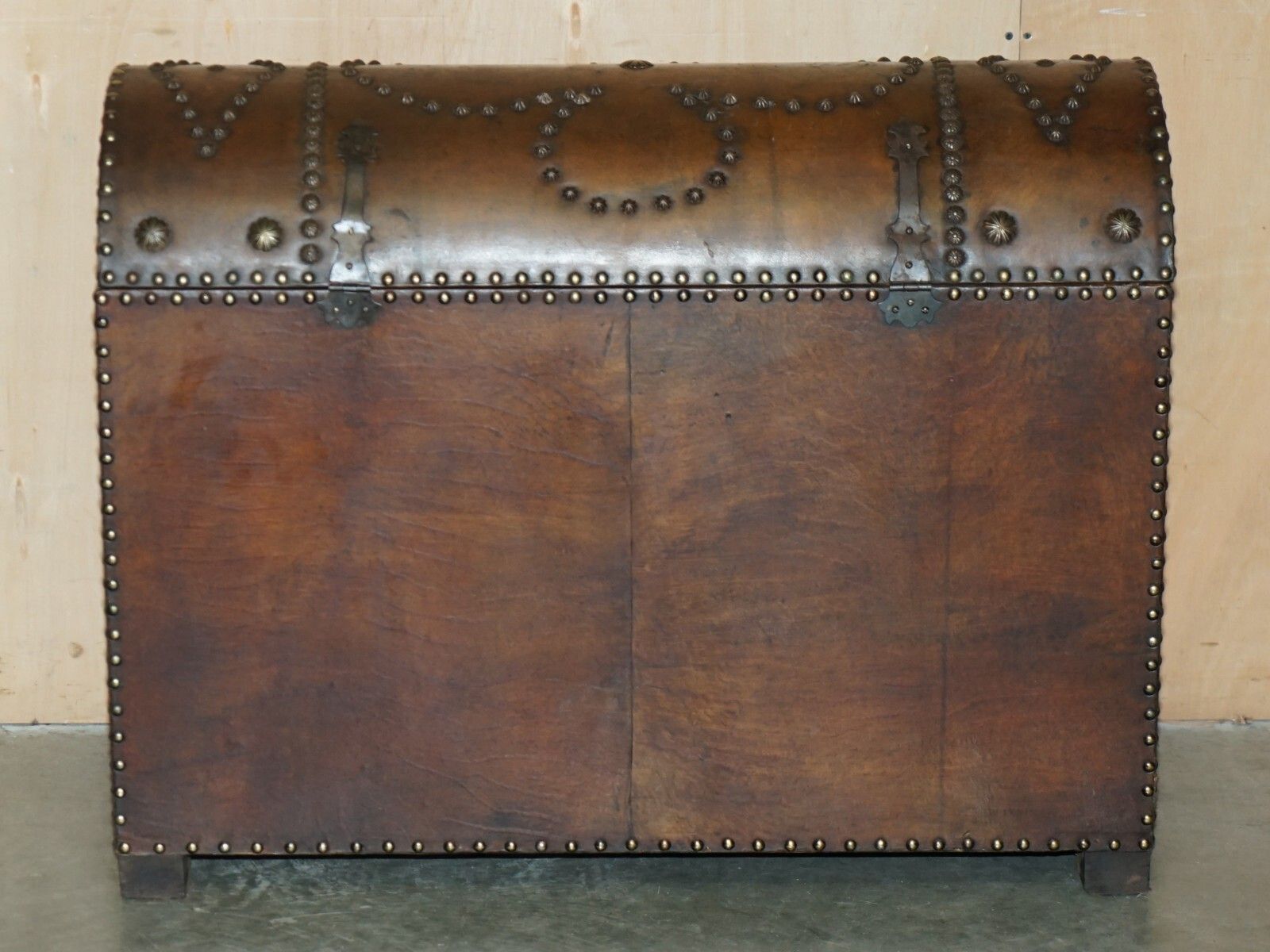 photo vinterior Antique Spanish Leather Domed Top Armorial Crest Coat Of Arms Chest Of Drawers