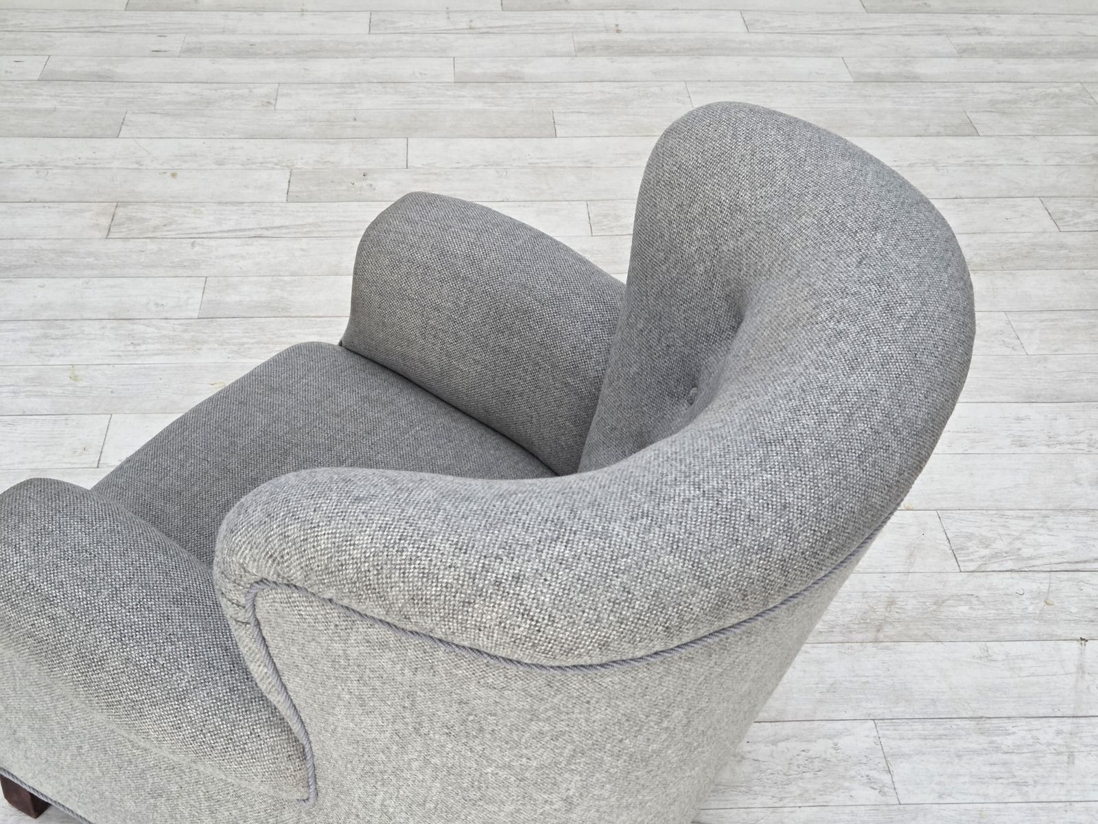 photo vintage 1950s, Danish Relax Chair By Fritz Hansen, Model 1518, Grey Furniture Wool Fabric.