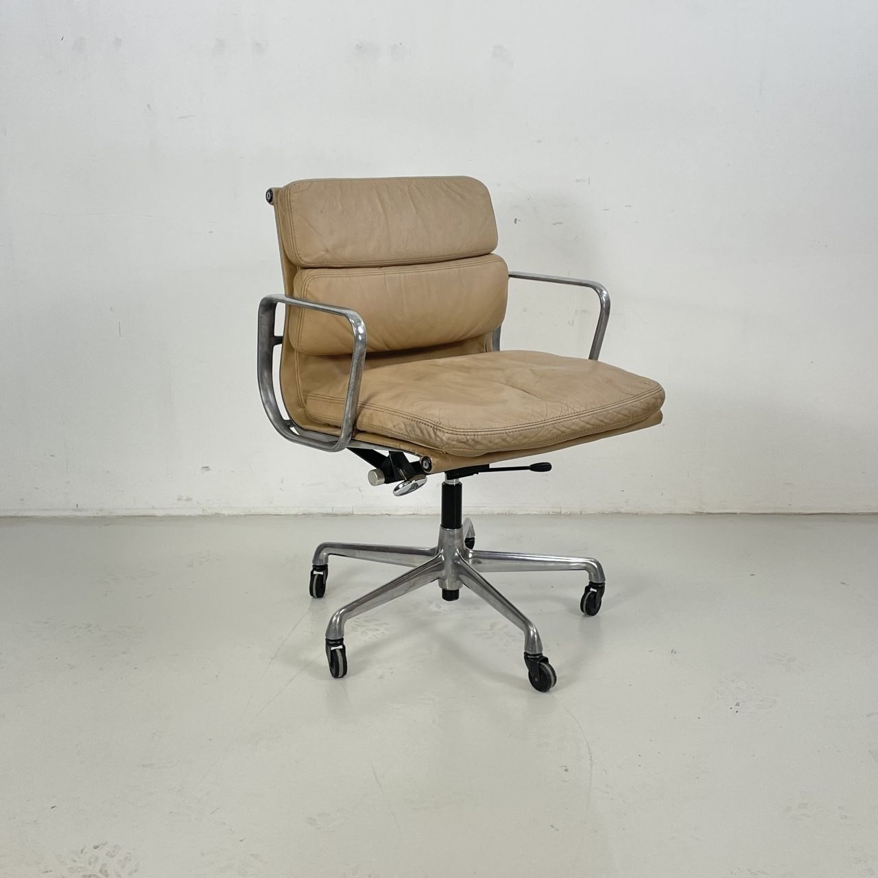 Eames Herman Miller Light Brown Camel Leather Soft Pad Group