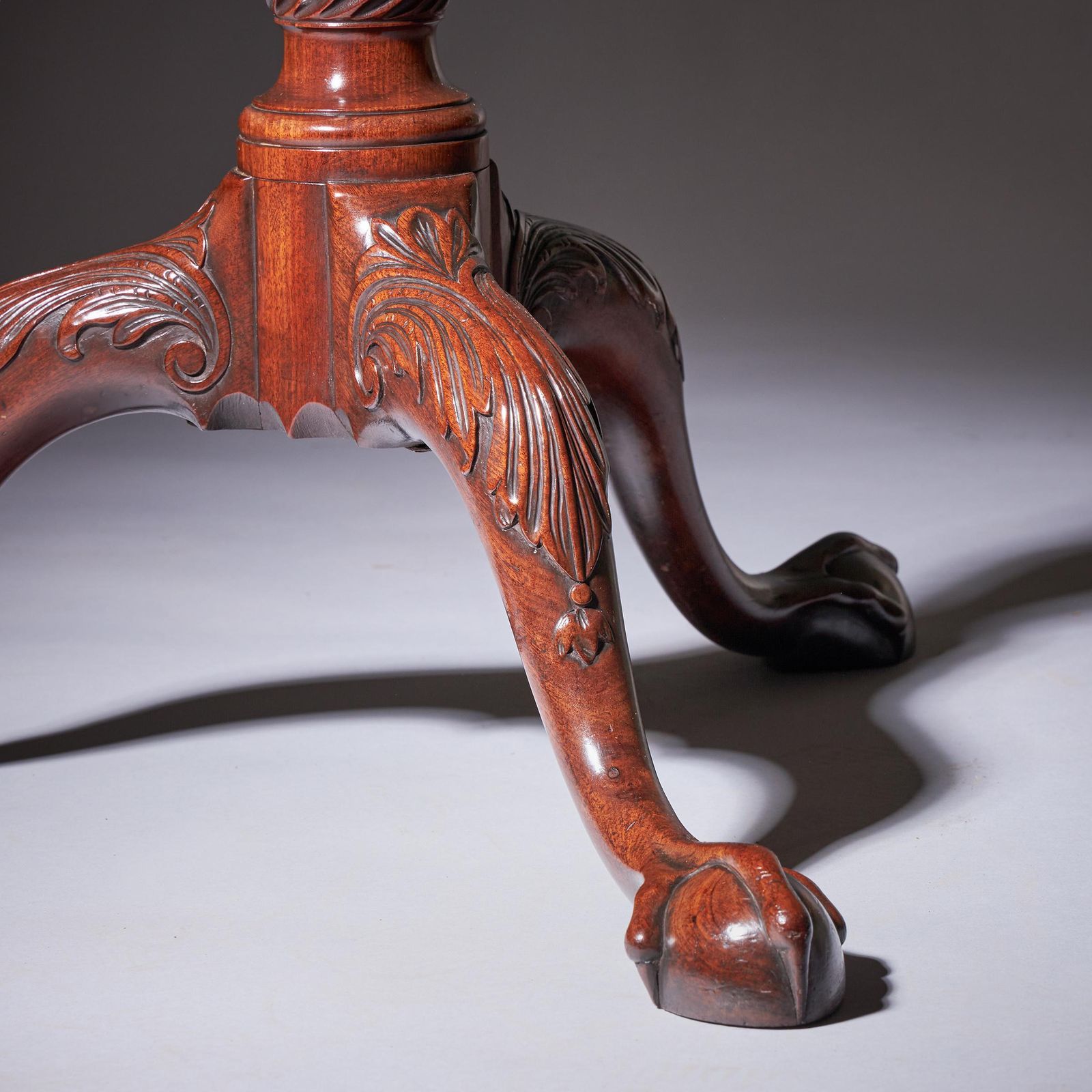 photo vintage A Fine 18th Century George II Mahogany Tripod Table, Circa 1760
