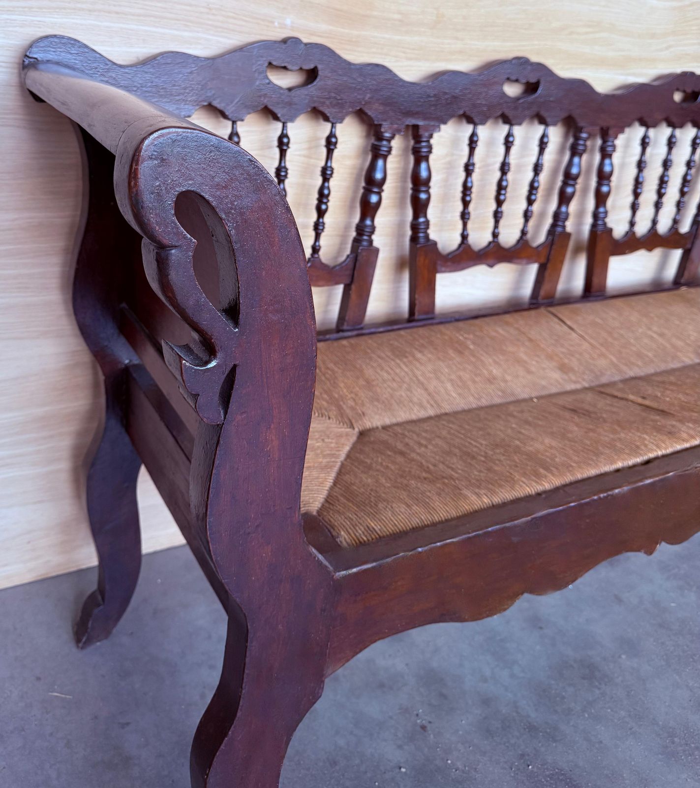 Grand banc catalan en noyer, assise cannée, XXe siècle photo vinterior