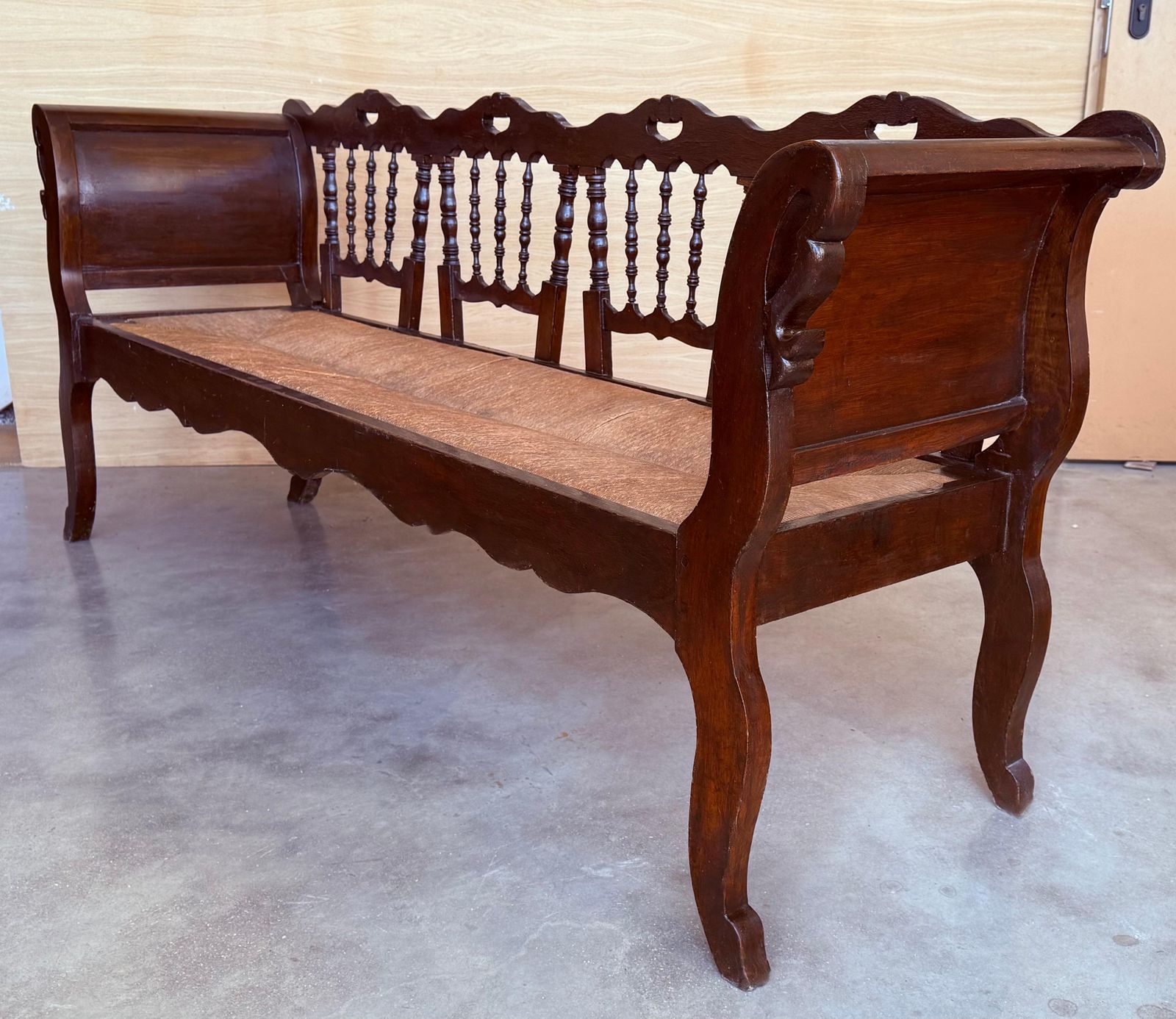 Grand banc catalan en noyer, assise cannée, XXe siècle photo buy