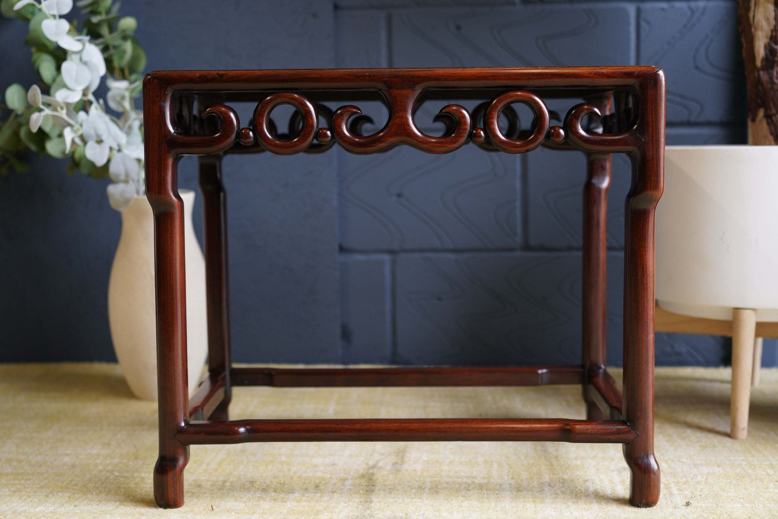 Elegant Hand Carved Rosewood Chinese Side Table – Timeless Oriental Craftsmanship photo vinterior