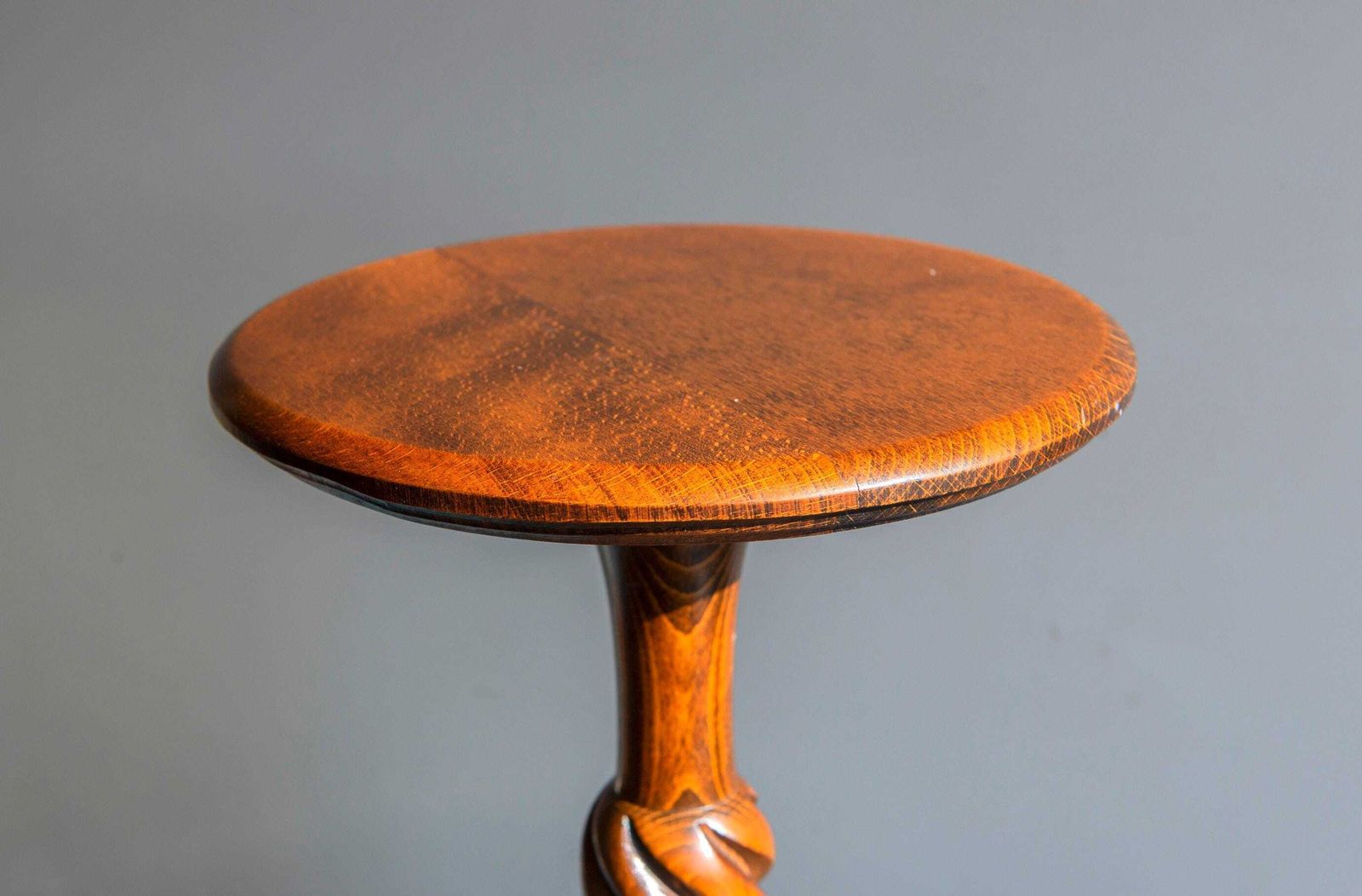 Table à piédestal d'époque à torsades d'orge, table d'appoint en acajou sculptée à la main, guéridon porte-plante, table basse victorienne haute photo vinterior