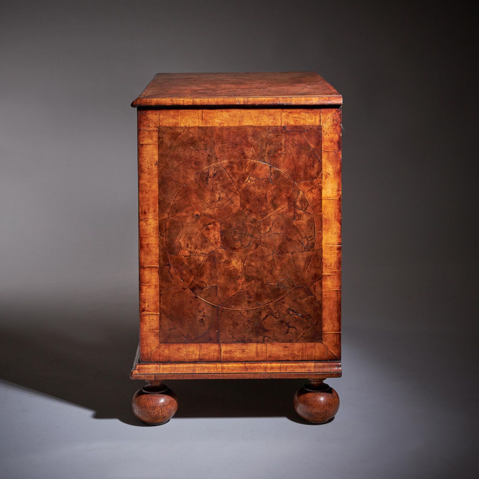 photo vinterior 17th Century William And Mary Blond Olive Oyster Chest Of Drawers, Circa 1690