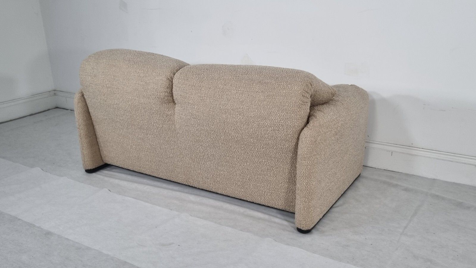 Furniture Cassina Maralunga 2 Seater In Honey Boucle In Excellent Condition photo
