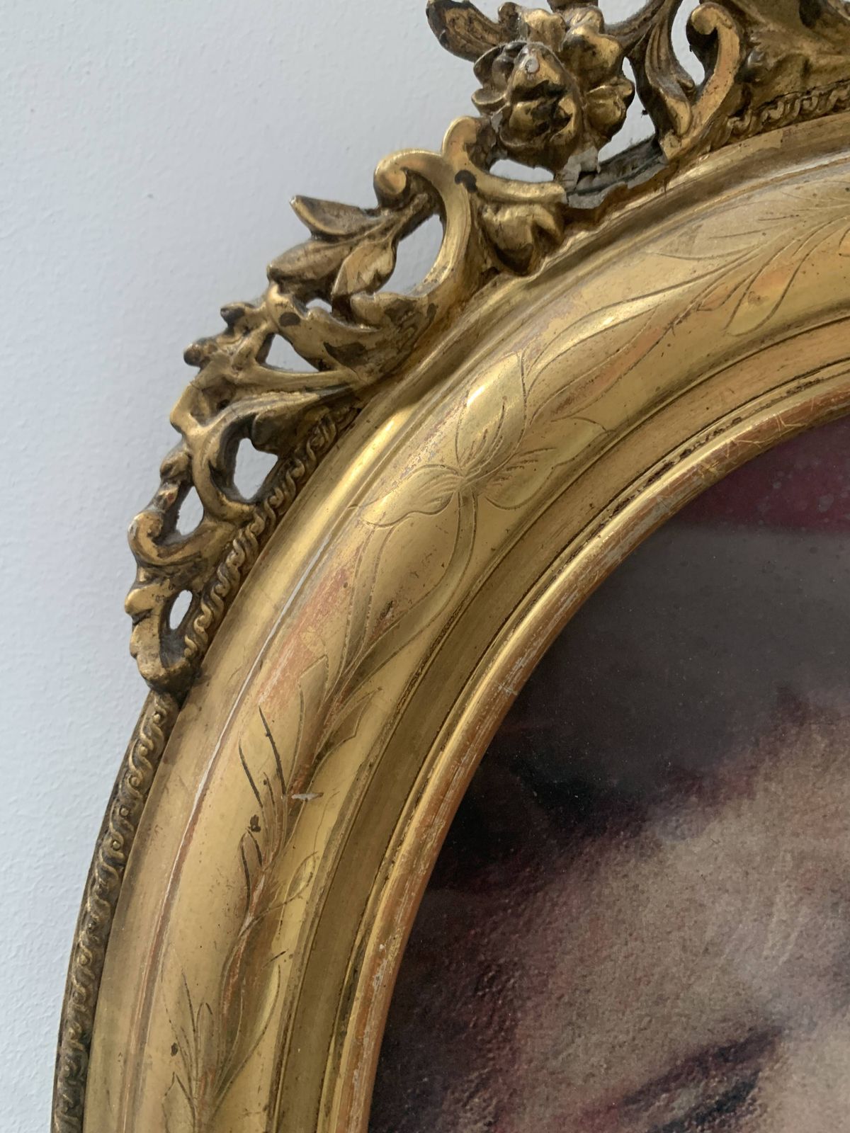 Oval Frame With Pediment In Wood And Gilded Plaster, 19th Century photo vinterior