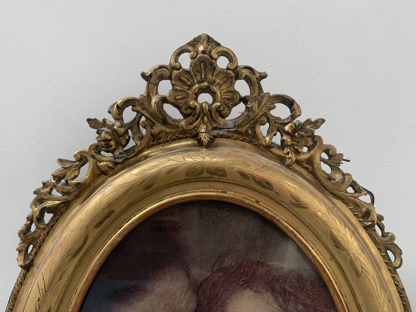 photo furniture Oval Frame With Pediment In Wood And Gilded Plaster, 19th Century