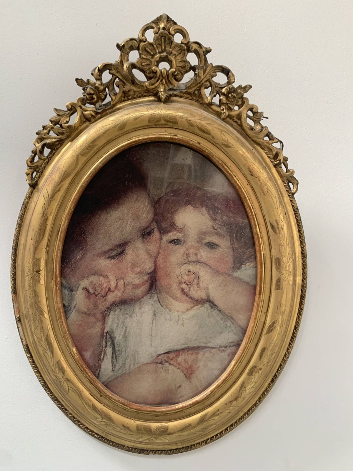 photo for sale Oval Frame With Pediment In Wood And Gilded Plaster, 19th Century