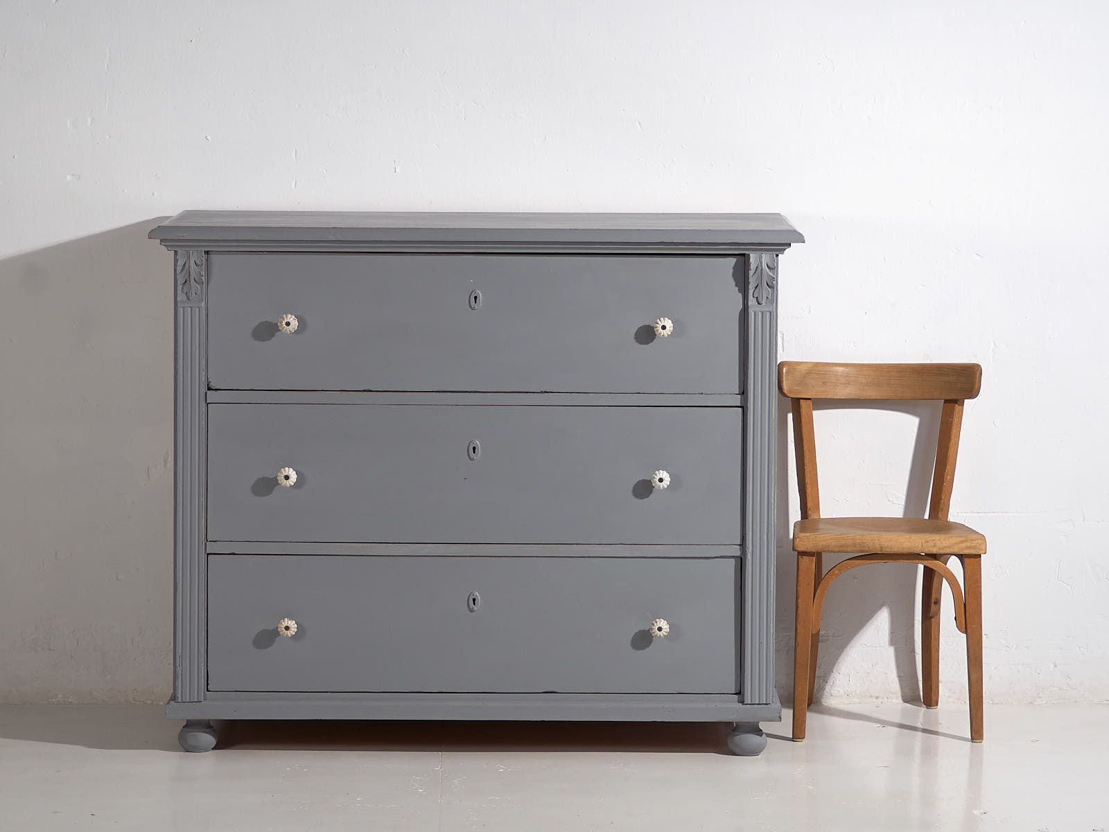 photo vinterior Antique Gray Chest Of Drawers (C.1920) #19