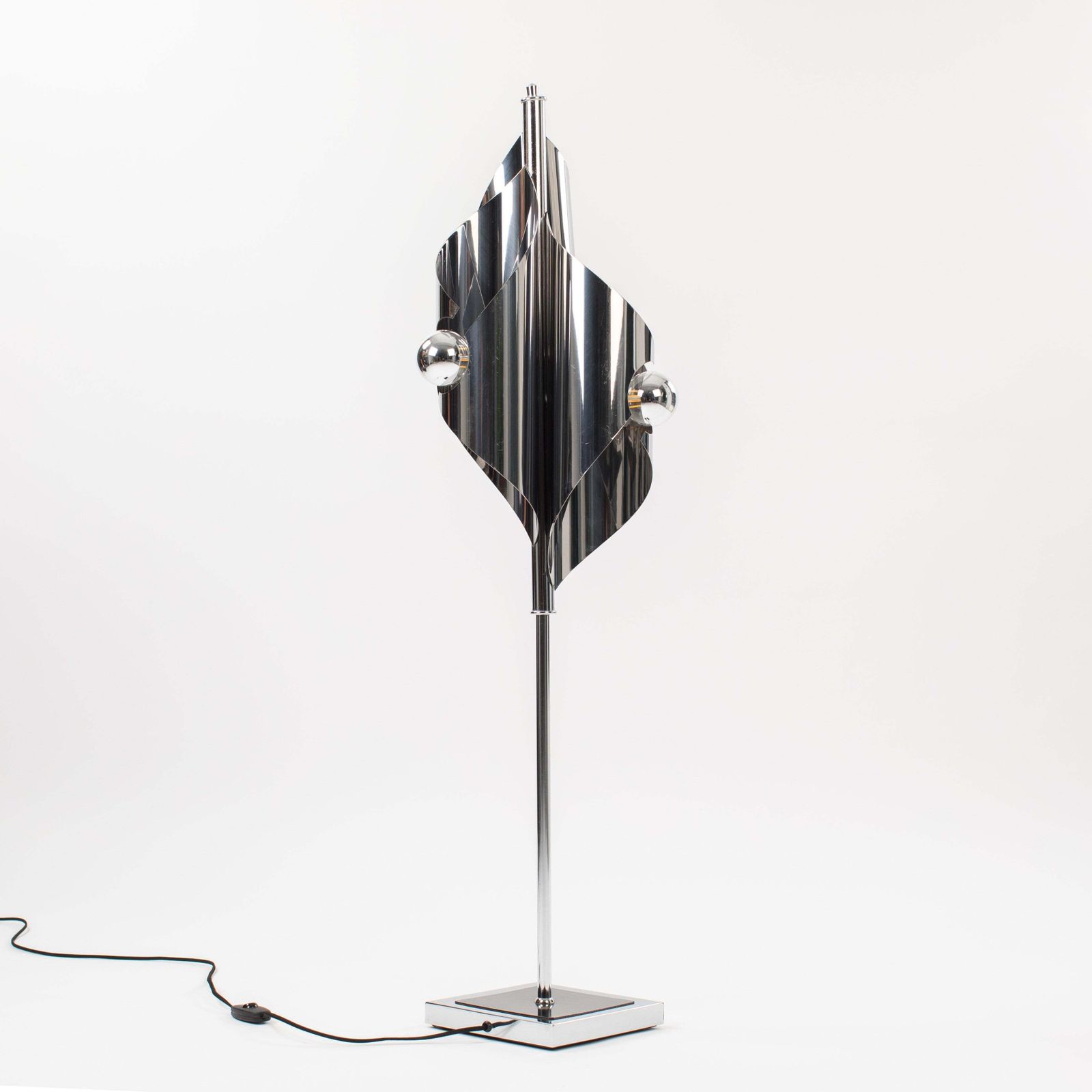 French Mid Century Minimalist Table Lamp In Clear, Polished, Chromed Lines 1970s photo vinterior