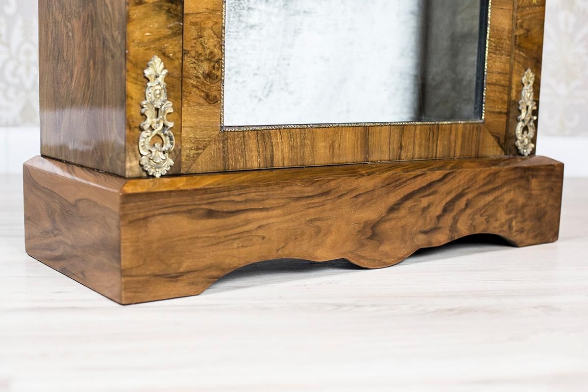 photo vinterior Victorian Cabinet From The 19th Century Veneered With Walnut