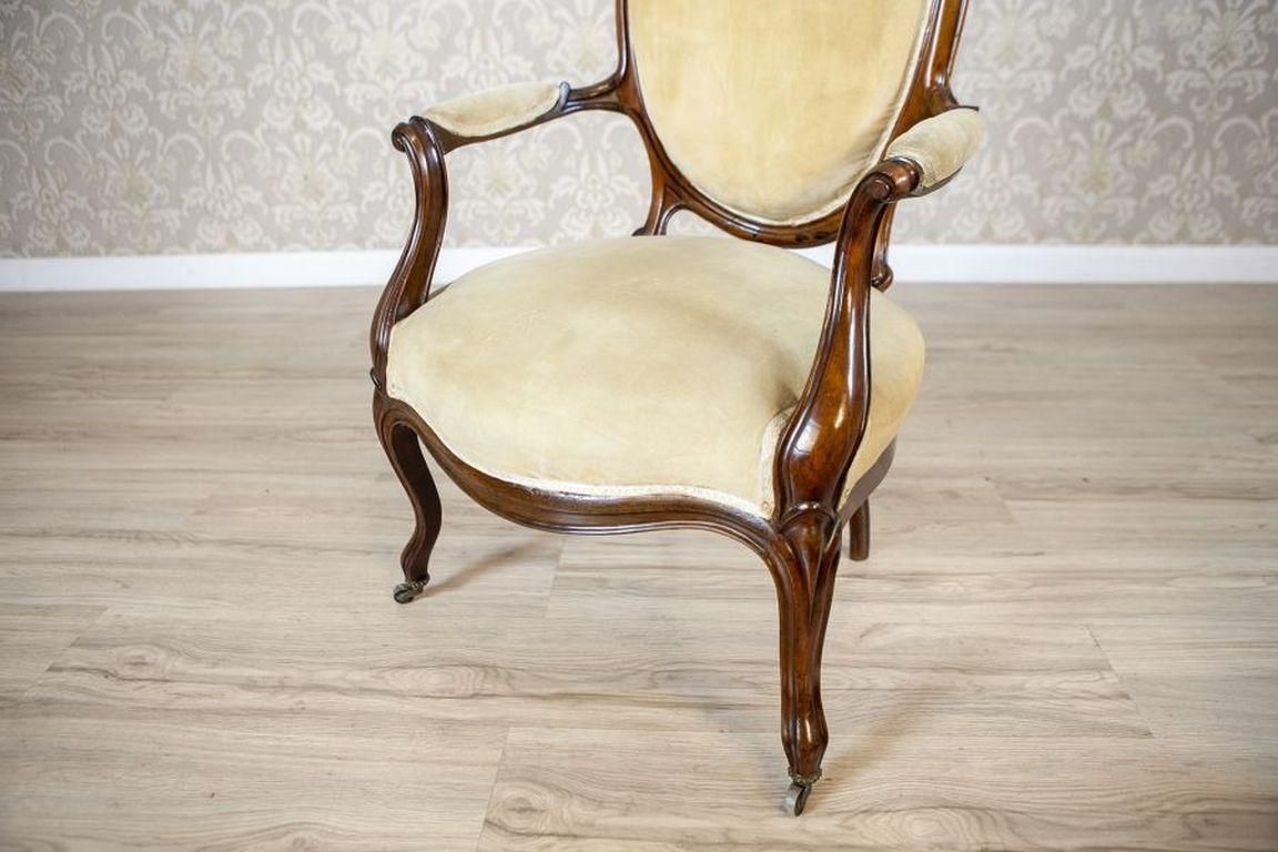 photo furniture Pair Of Late 19th Century Walnut Armchairs In Beige Upholstery