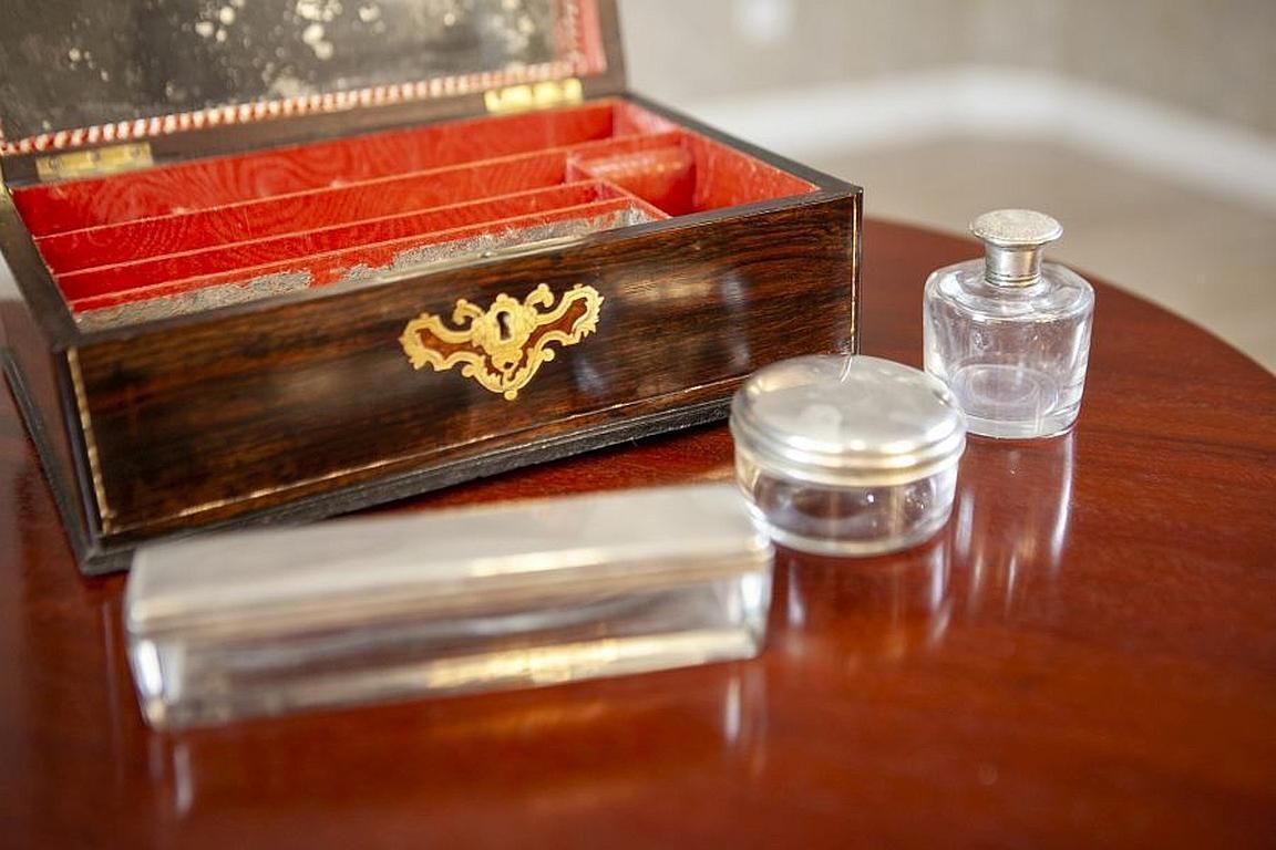 Richly Inlaid Portable Dressing Table From The 19th Century photo vintage