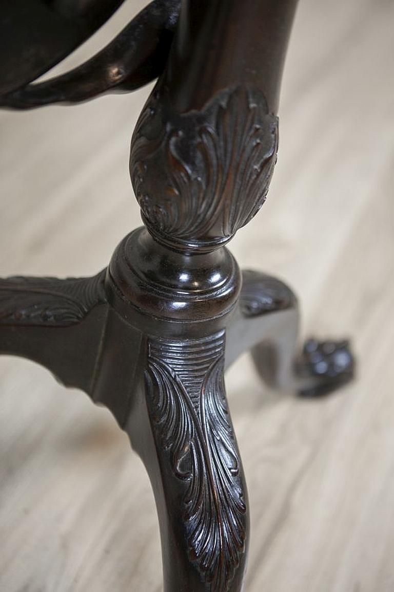 photo vinterior English Walnut Side Table From The Late 19th Century With Tilted Top
