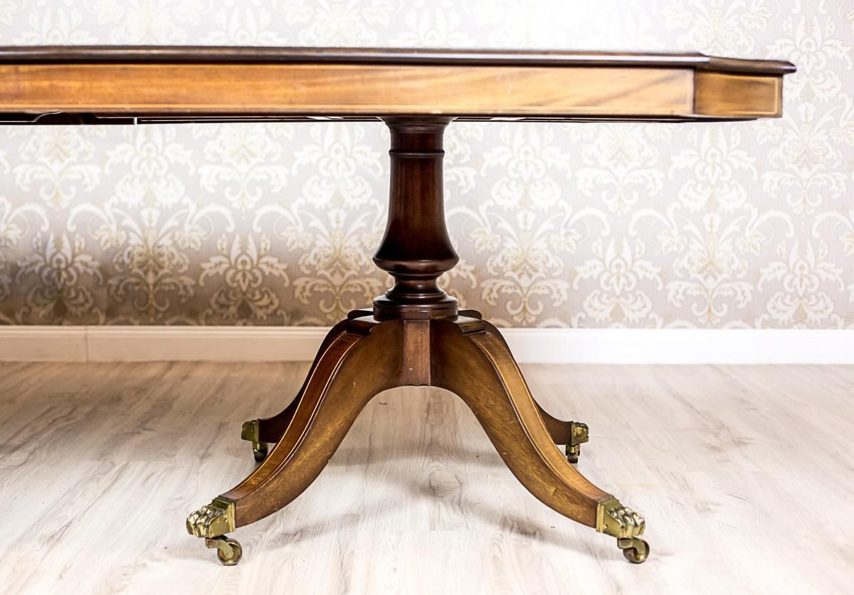 photo furniture English, Extendable Dining Table Veneered With Mahogany, Circa 1920