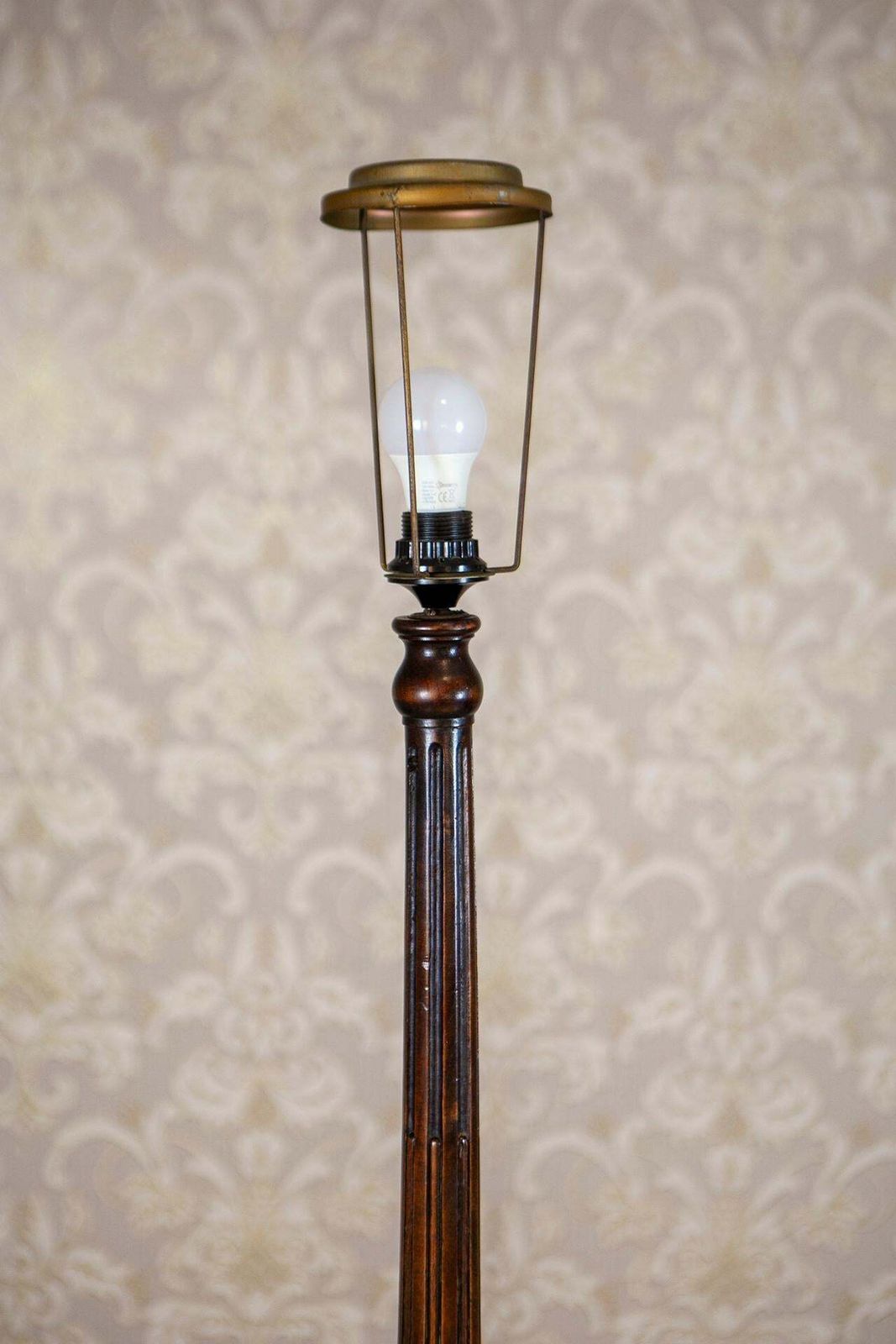 photo furniture Early 20th Century Floor Lamp On Brown Wooden Base In Chippendale Style