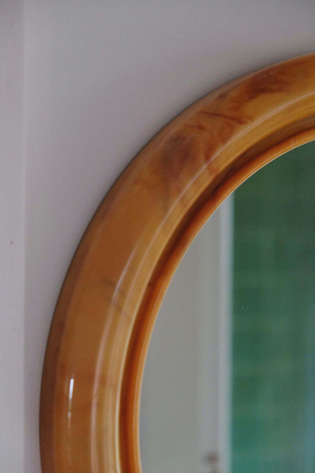 60's Mid Century Retro English Butterscotch Marbled Round Bathroom Mirror photo 240.0
