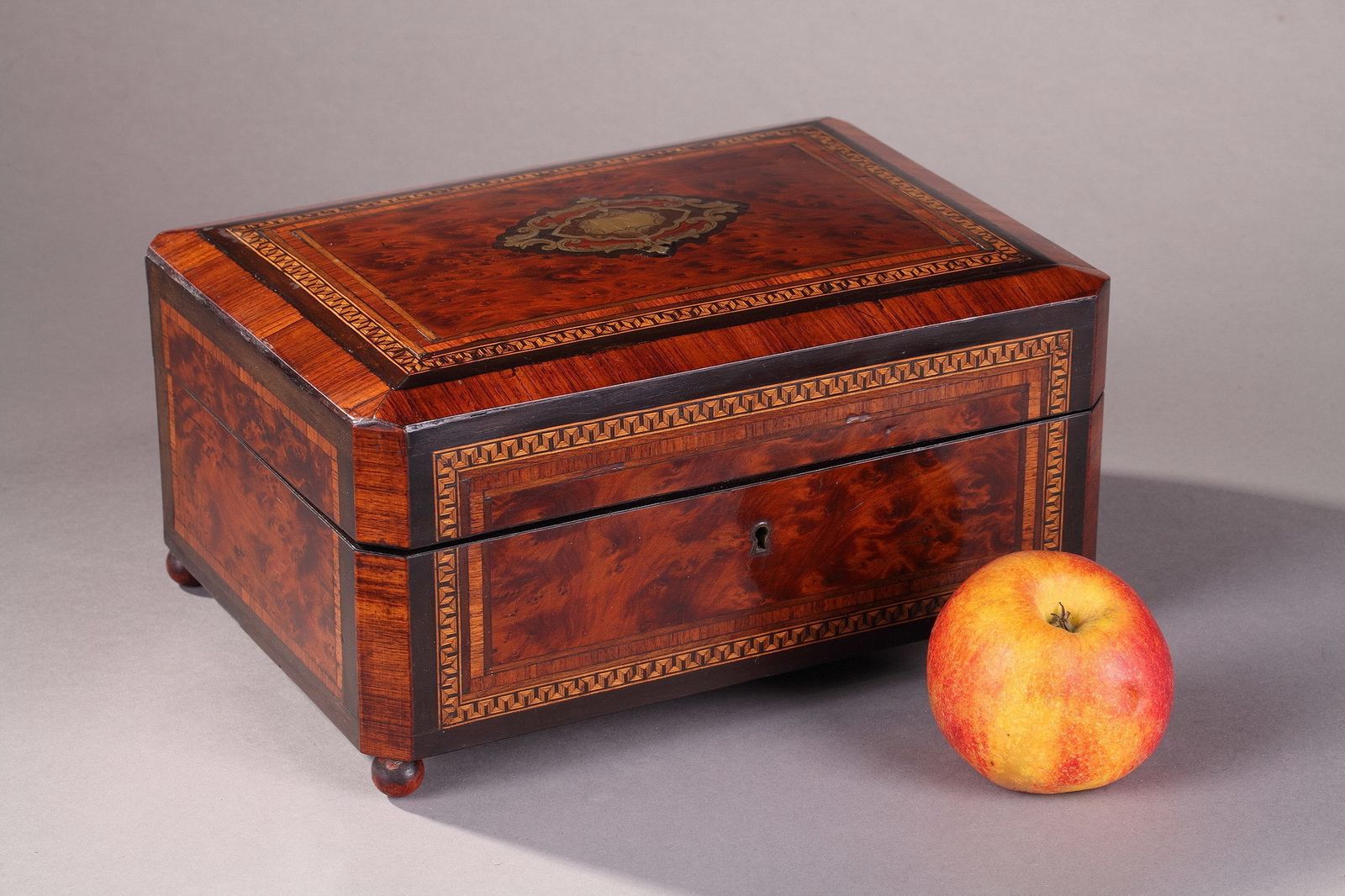Boîte à couture Napoléon III en bois de loupe photo furniture