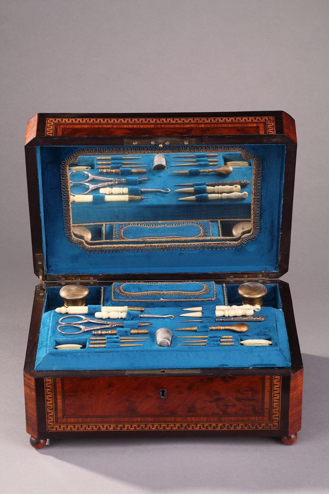 Napoleon III naaldwerkdoos in wortelhout photo Woonaccessoires